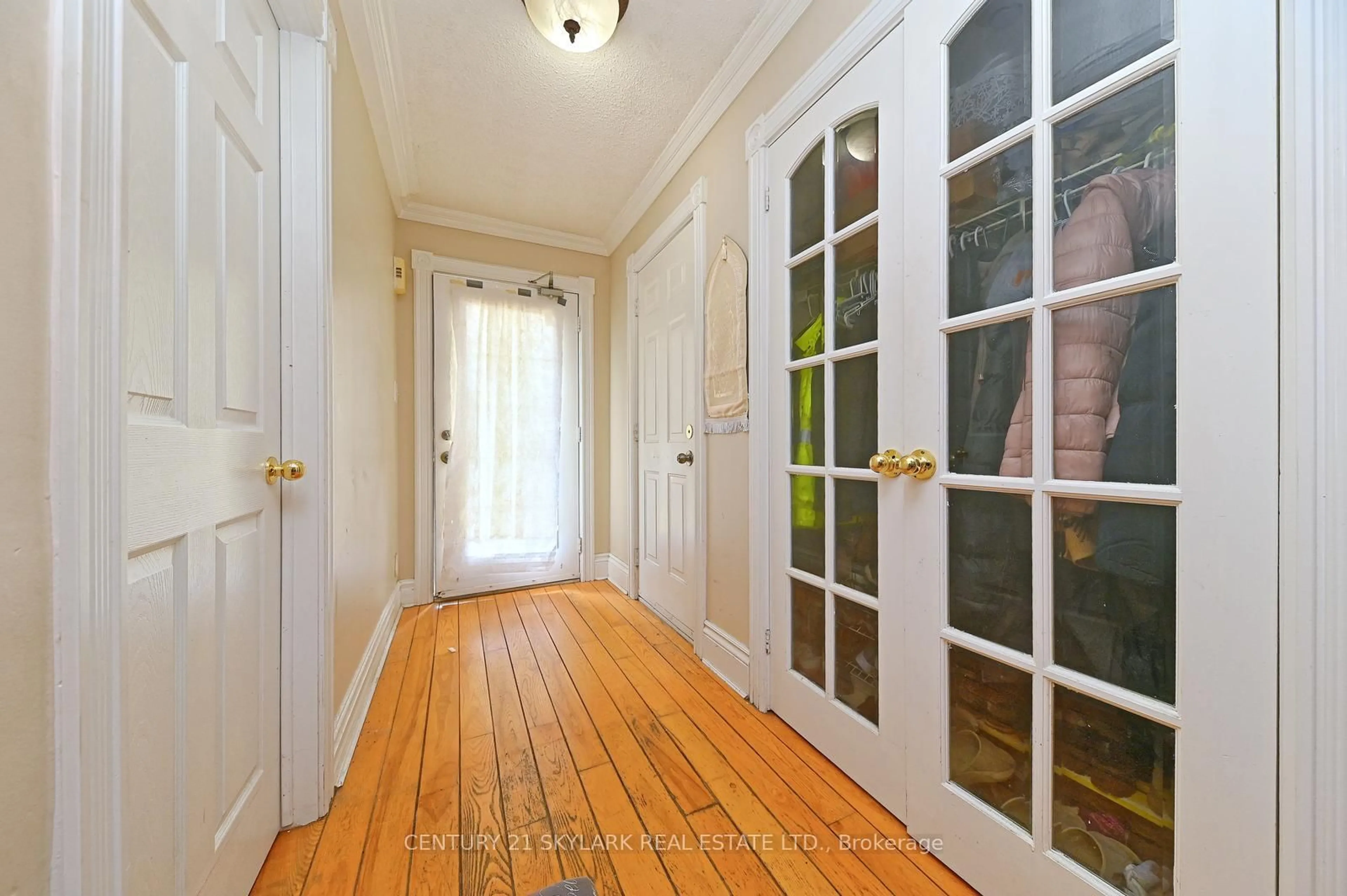 Indoor entryway for 1922 Dalhousie Cres, Oshawa Ontario L1G 8C3