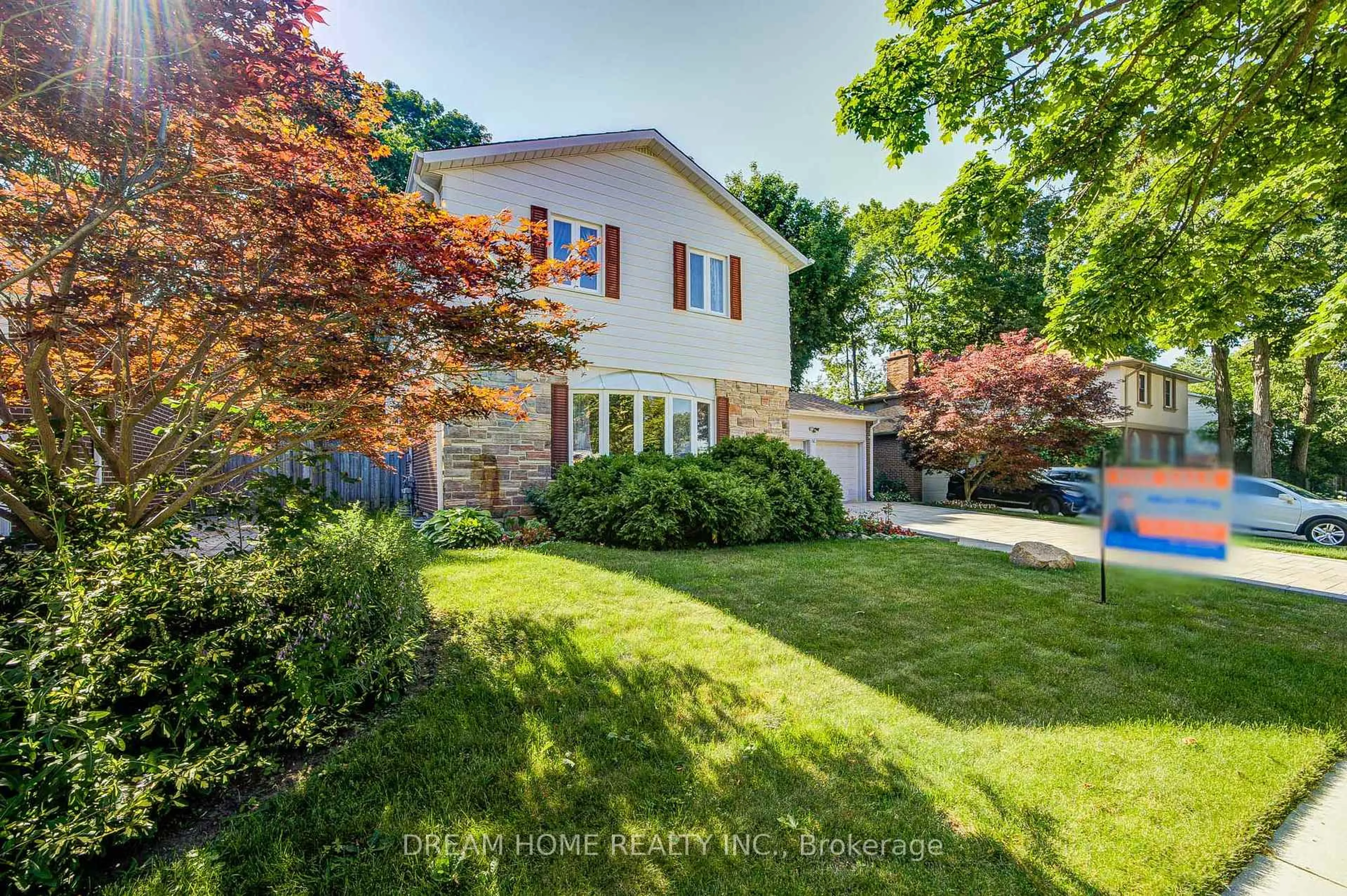 A pic from outside/outdoor area/front of a property/back of a property/a pic from drone, street for 811 Huntingwood Dr, Toronto Ontario M1T 2L8