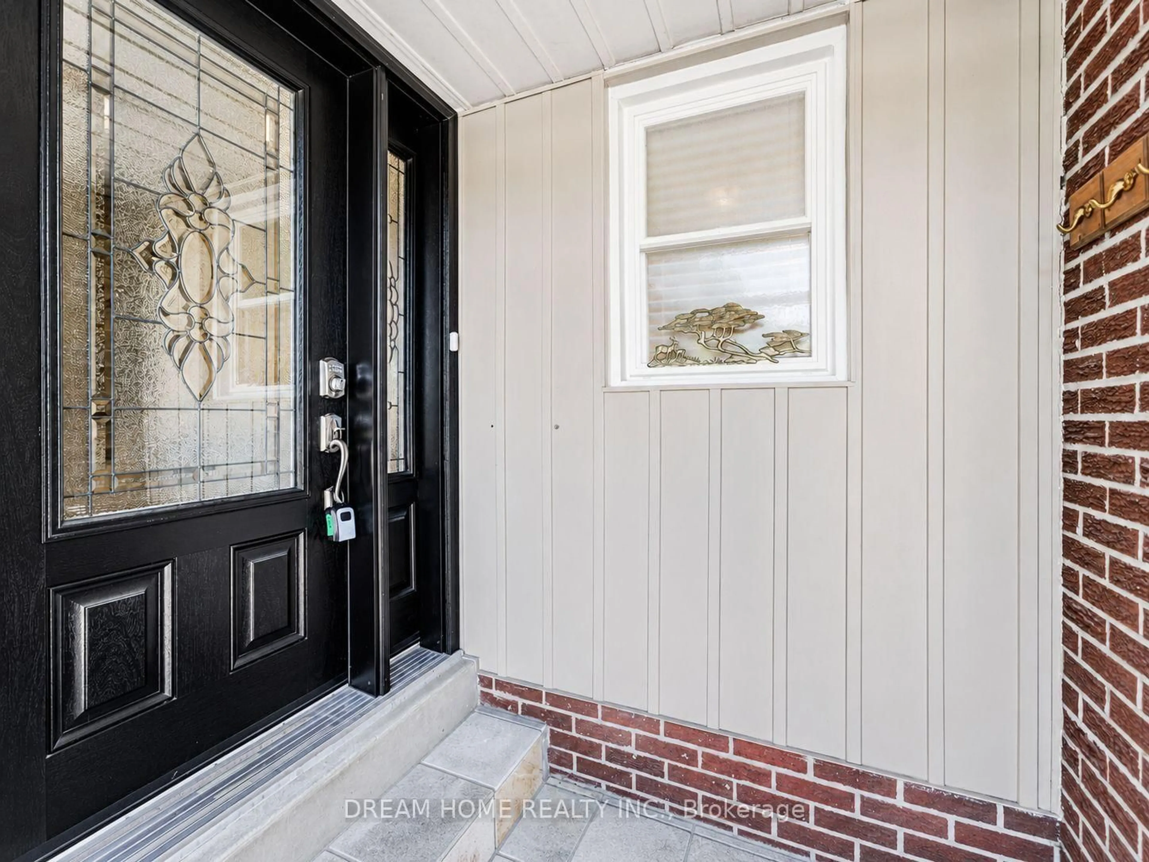 Indoor entryway for 811 Huntingwood Dr, Toronto Ontario M1T 2L8