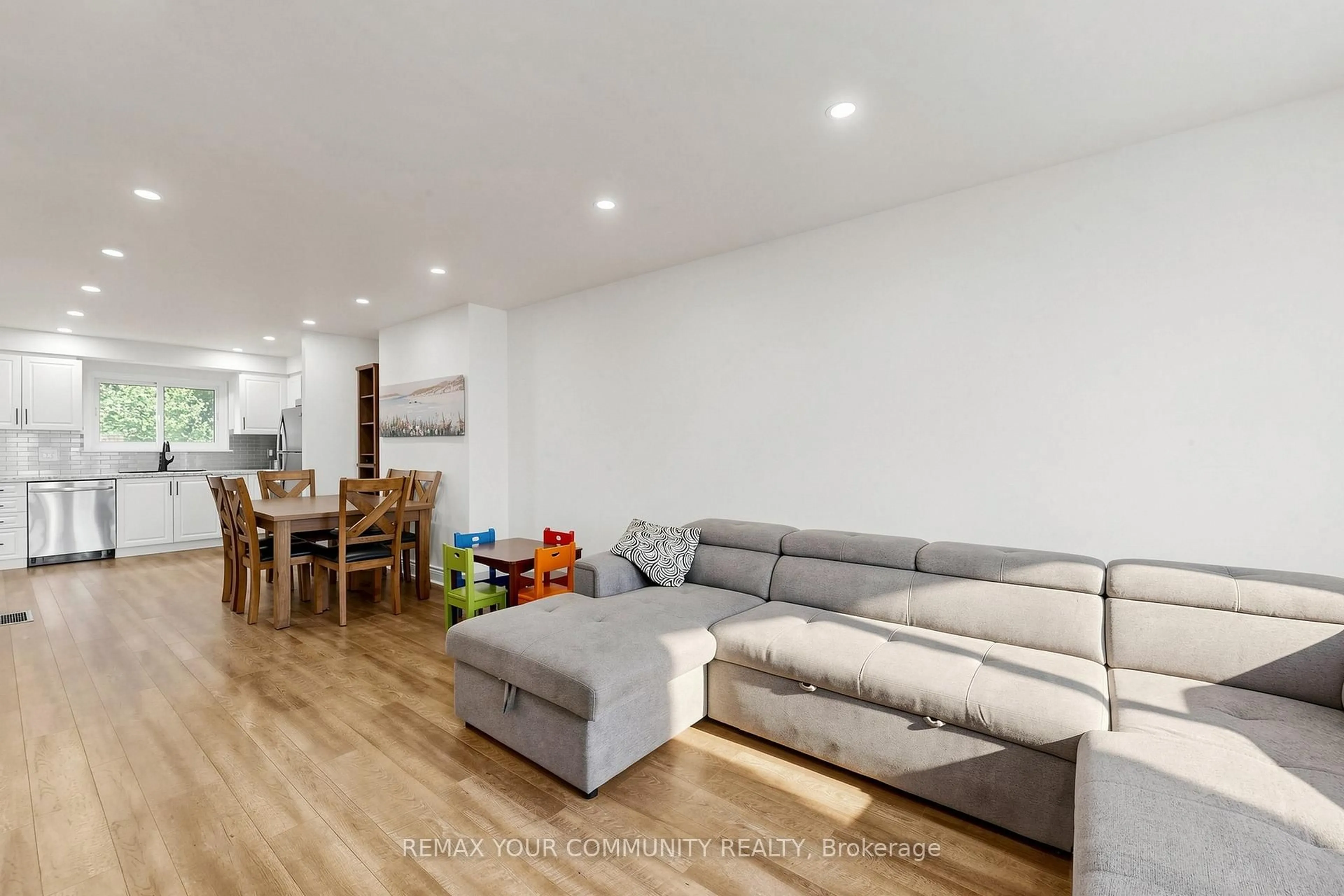 Living room with furniture, wood/laminate floor for 79 Willow Lane #79, Ajax Ontario L1S 6E7