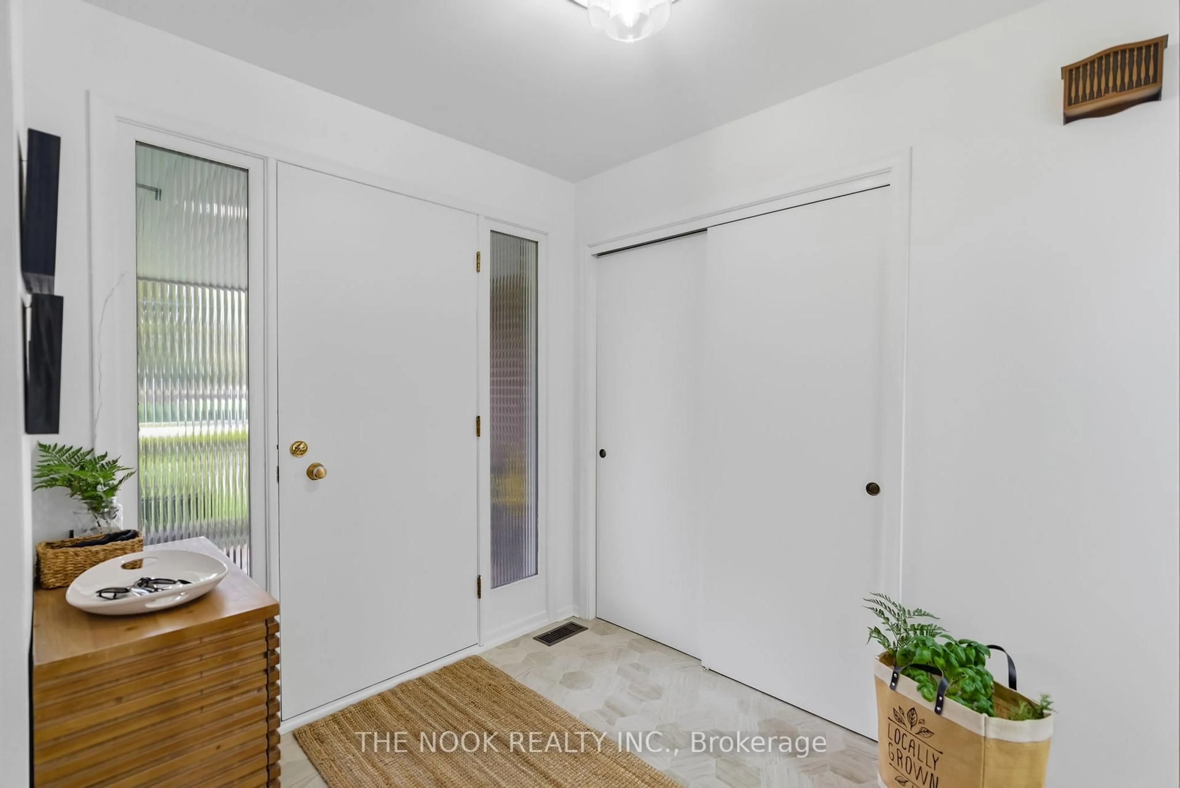 Indoor entryway for 15030 Old Simcoe Rd, Scugog Ontario L9L 1K4