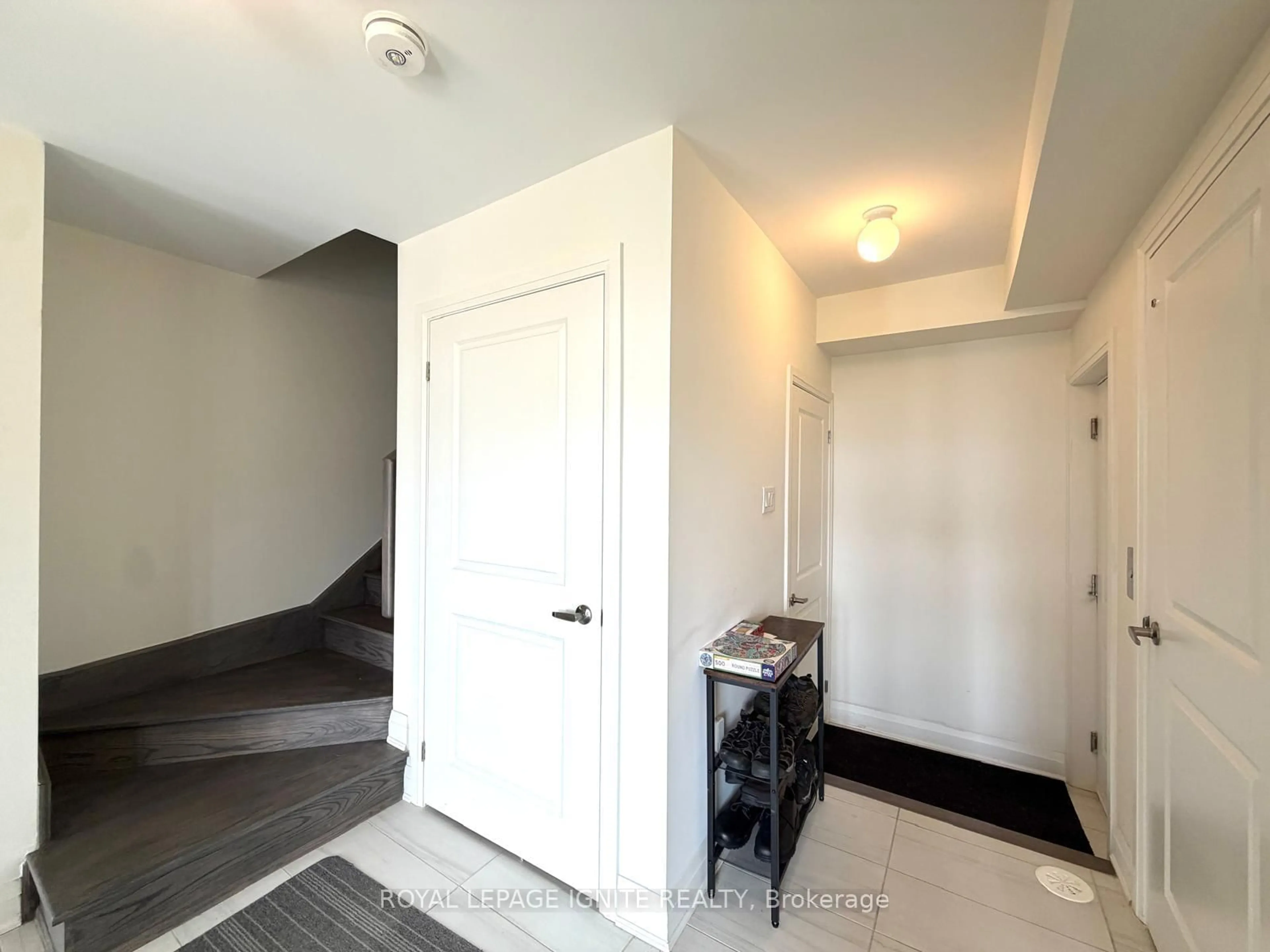 Indoor entryway for 559 Port Darlington Rd, Clarington Ontario L1C 7E9