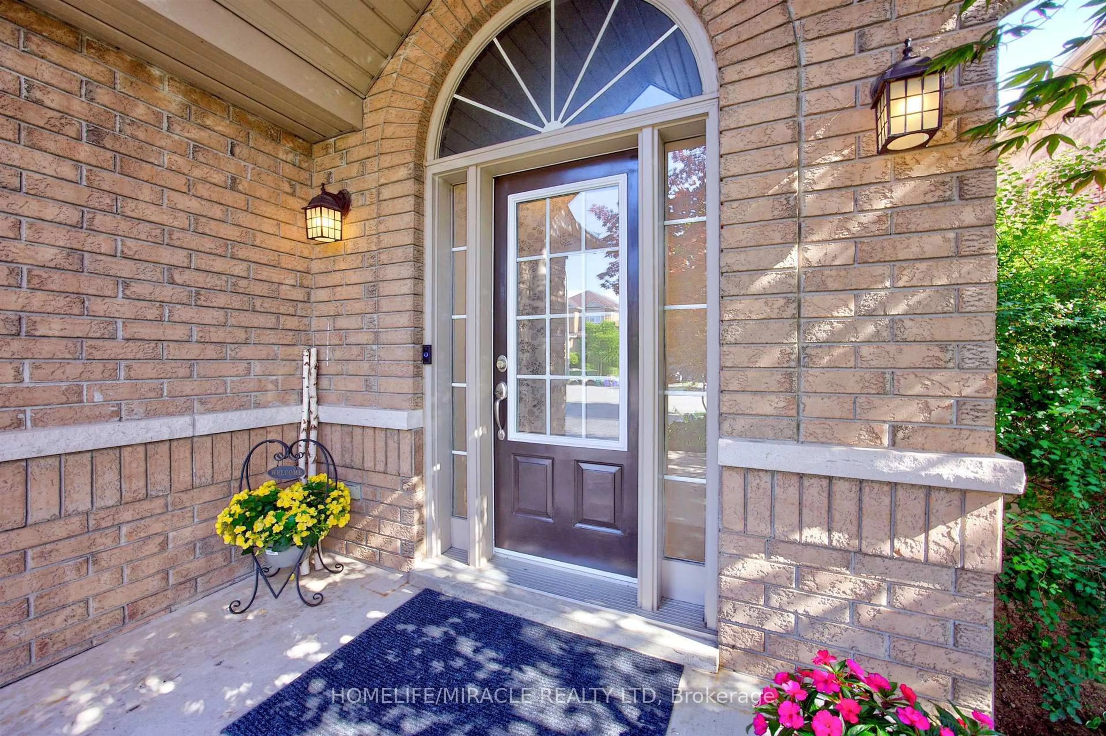 Indoor entryway for 93 Scepter Pl, Whitby Ontario L1R 3A8