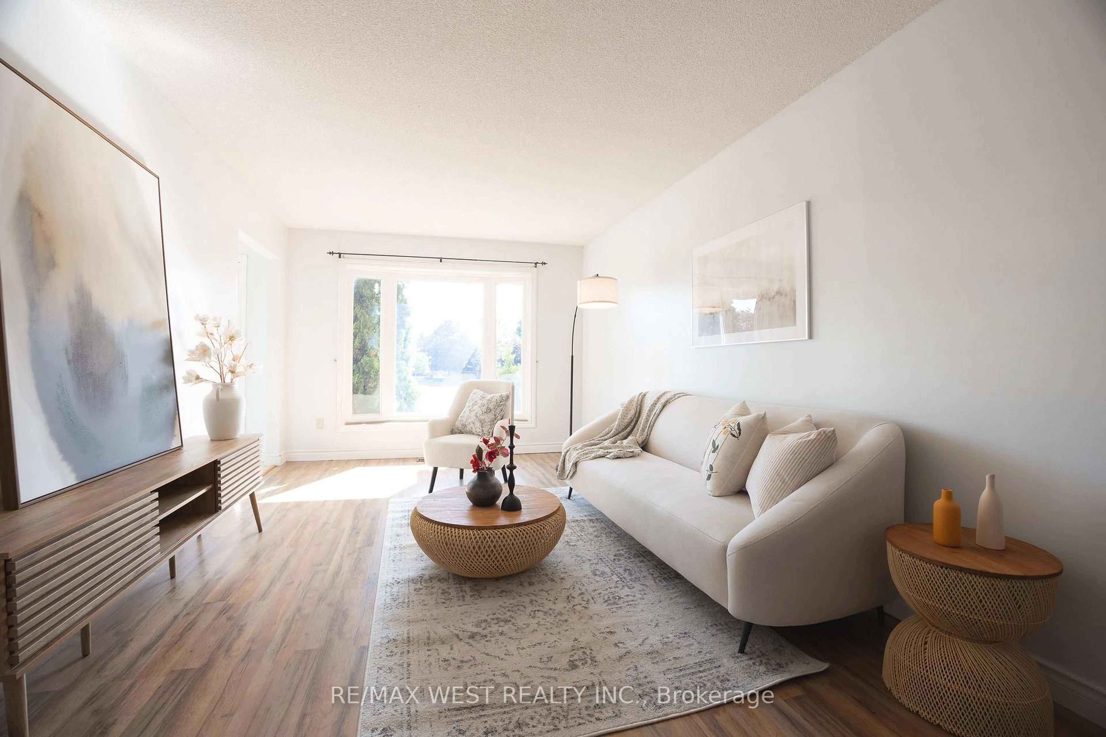 Living room with furniture, wood/laminate floor for 14 Souch Crt, Clarington Ontario L1C 4G3
