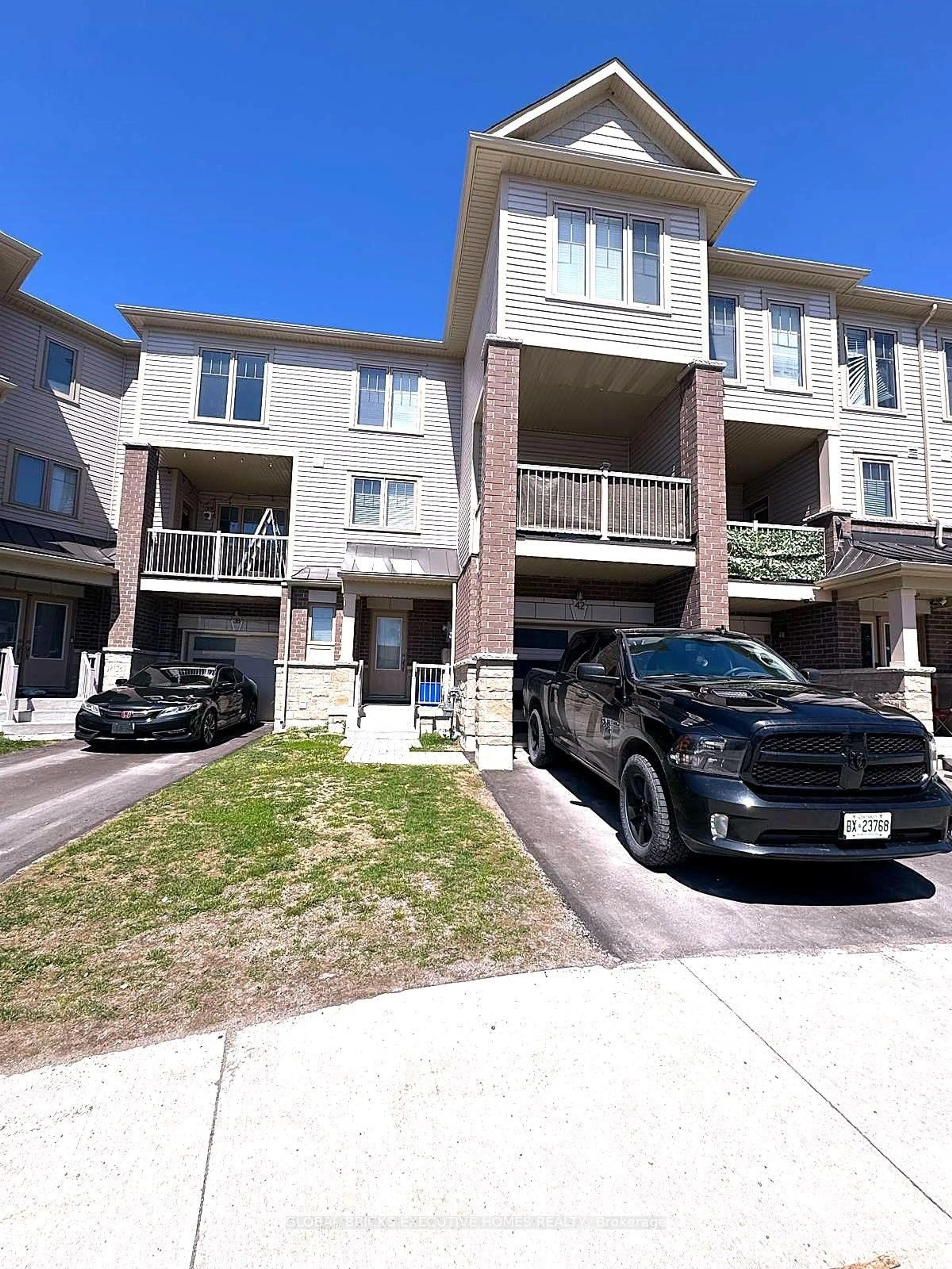 A pic from outside/outdoor area/front of a property/back of a property/a pic from drone, street for 42 Ambereen Pl, Clarington Ontario L1C 7H5