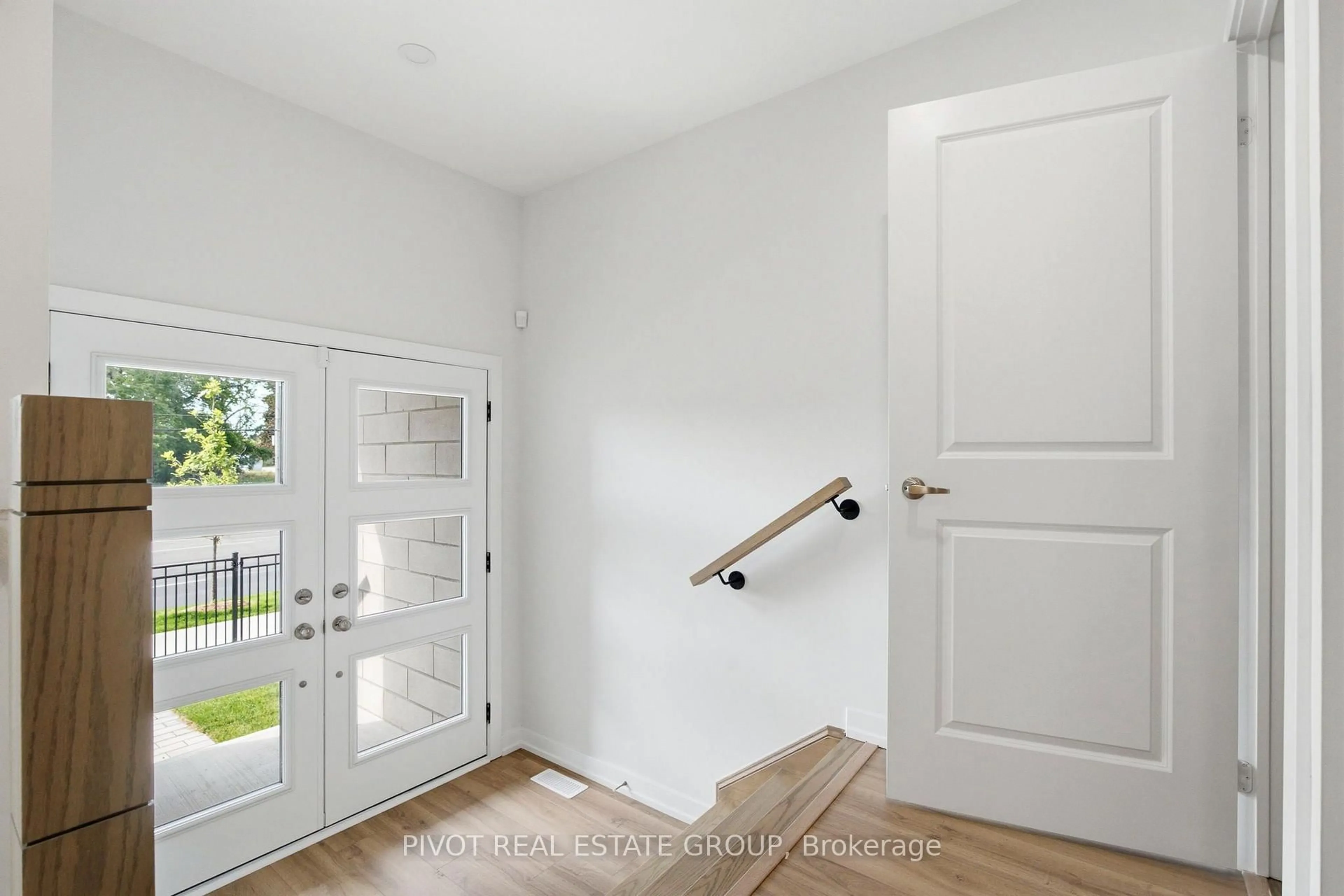 Indoor entryway for 2752 Lawrence Ave, Toronto Ontario M1P 0G9