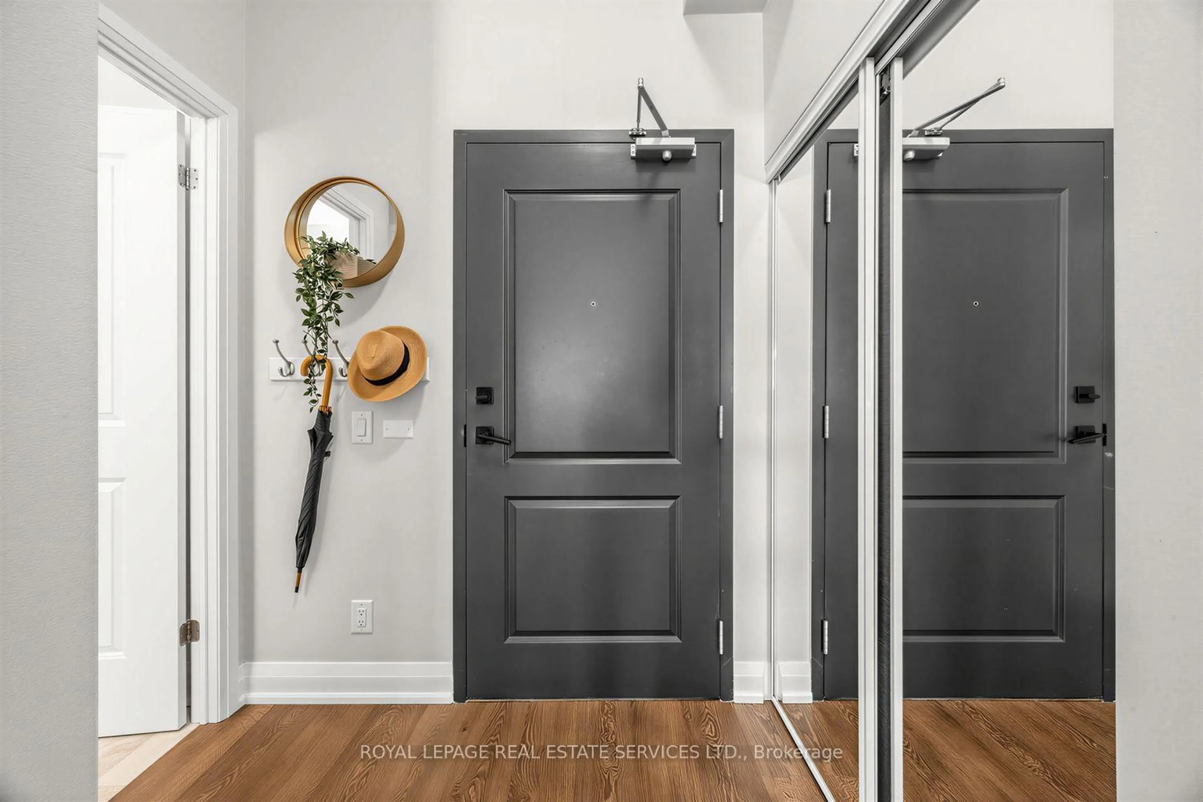Indoor entryway for 1400 Kingston Rd #105, Toronto Ontario M1N 0C2