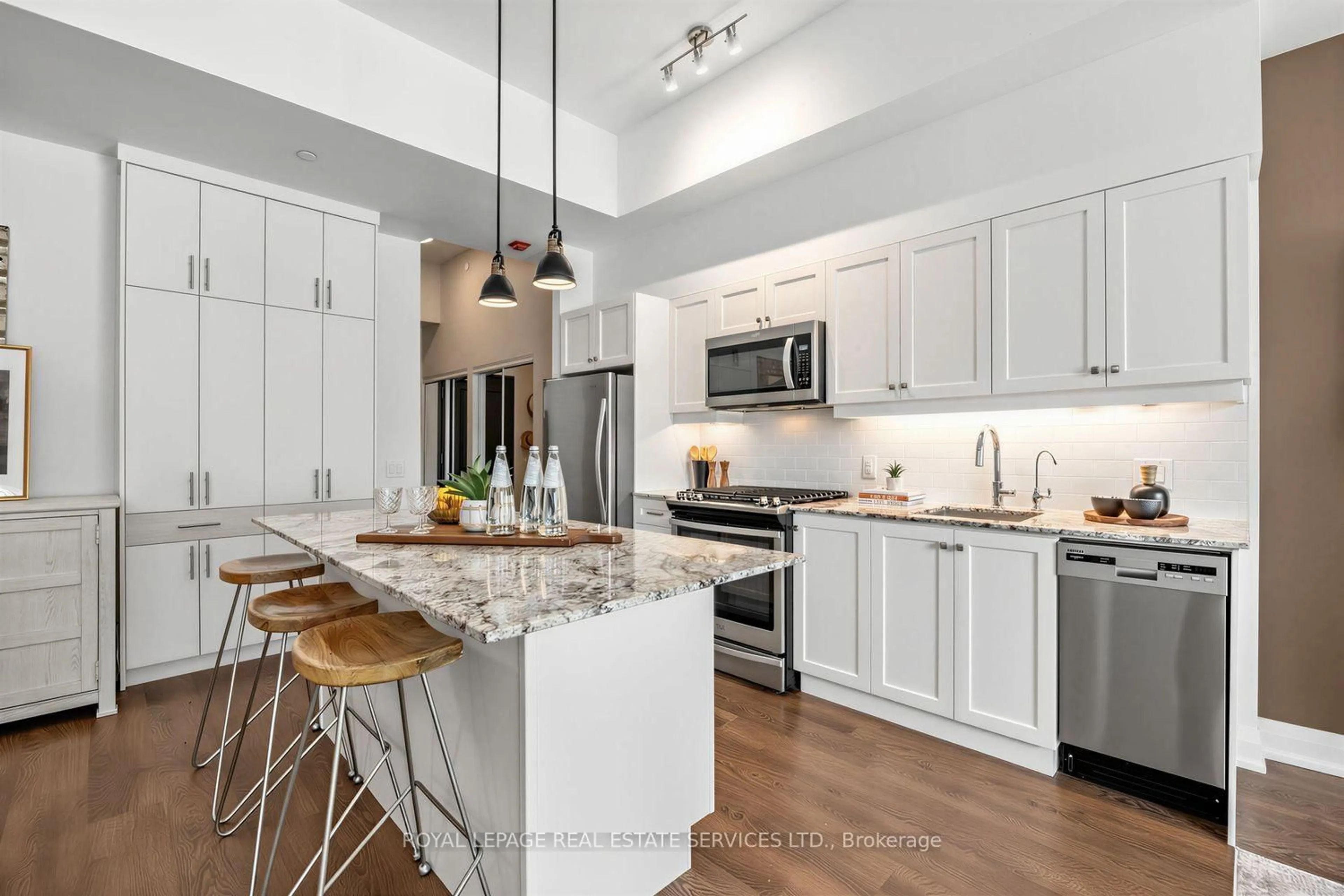 Open concept kitchen, ceramic/tile floor for 1400 Kingston Rd #105, Toronto Ontario M1N 0C2
