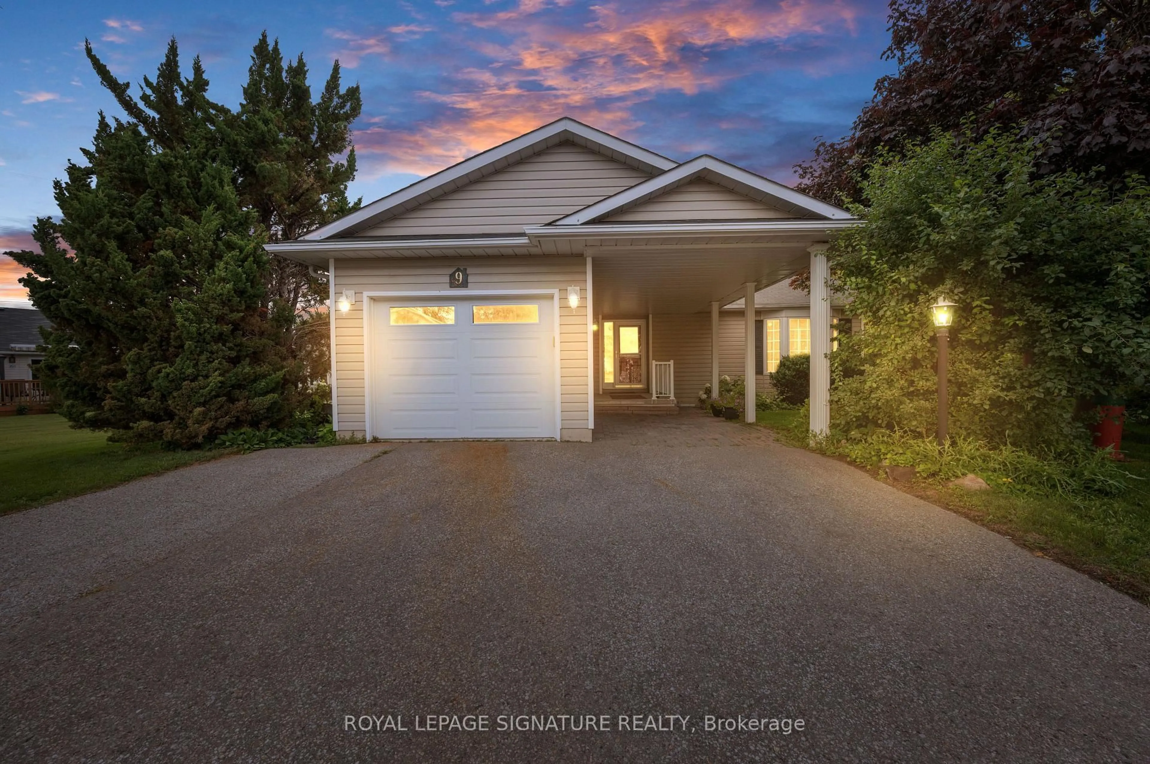 Indoor garage for 9 Huron Crt, Clarington Ontario L1B 1A2