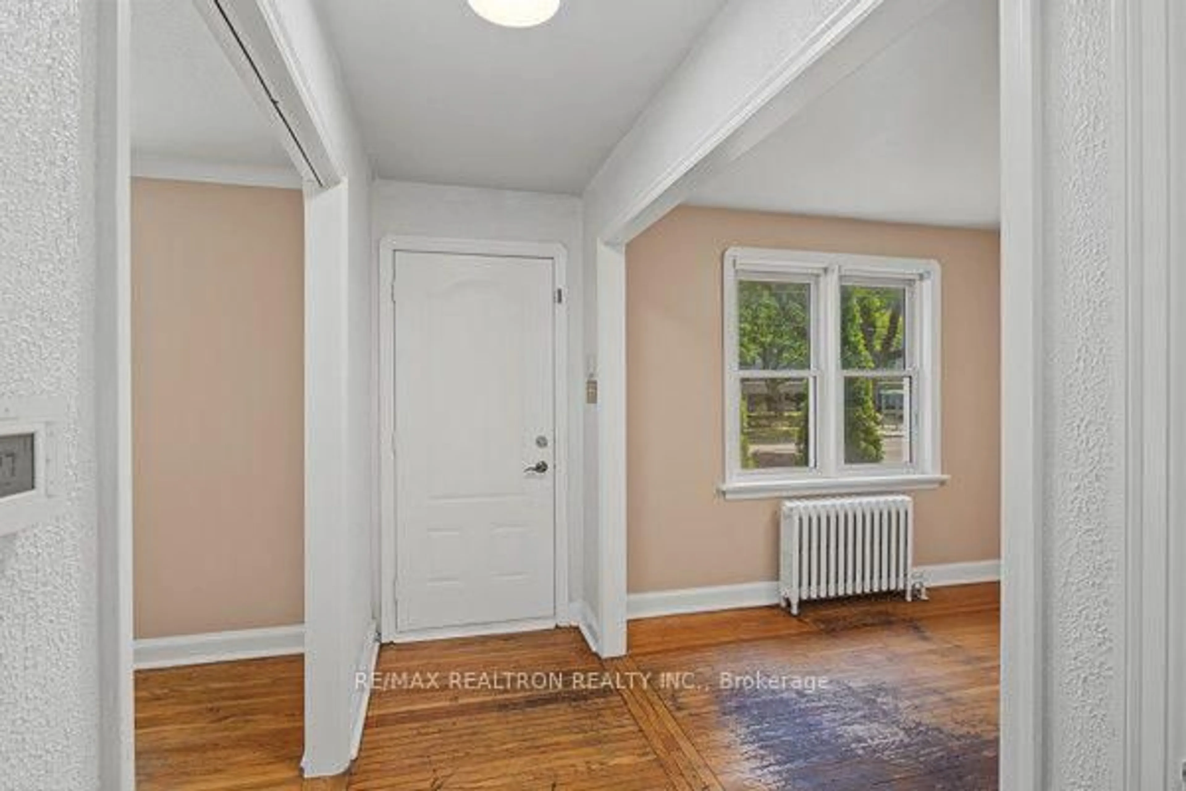 Indoor entryway for 418 Midland Ave, Toronto Ontario M1N 4A5