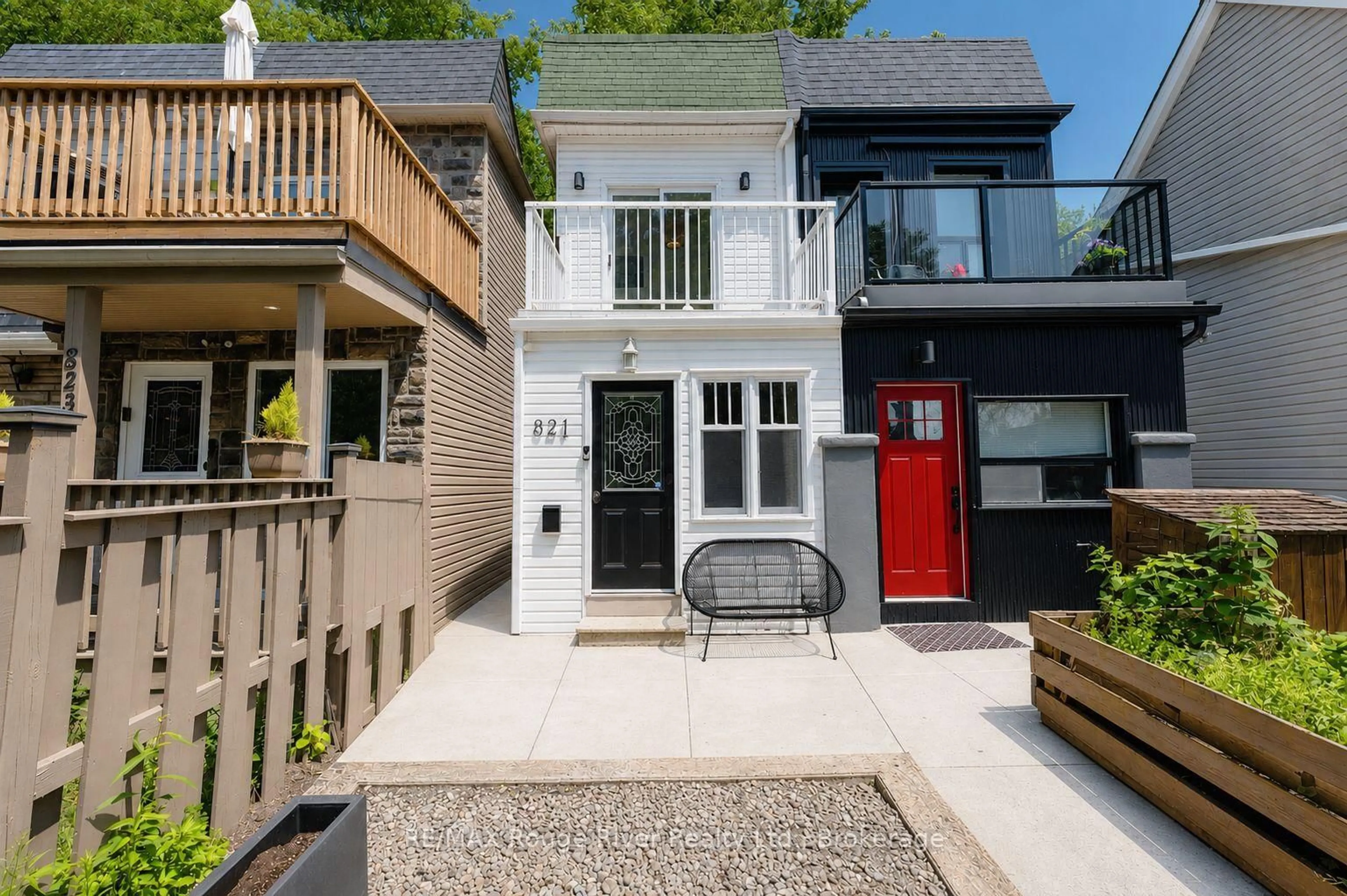 Patio, street for 821 Craven Rd, Toronto Ontario M4L 2Z7