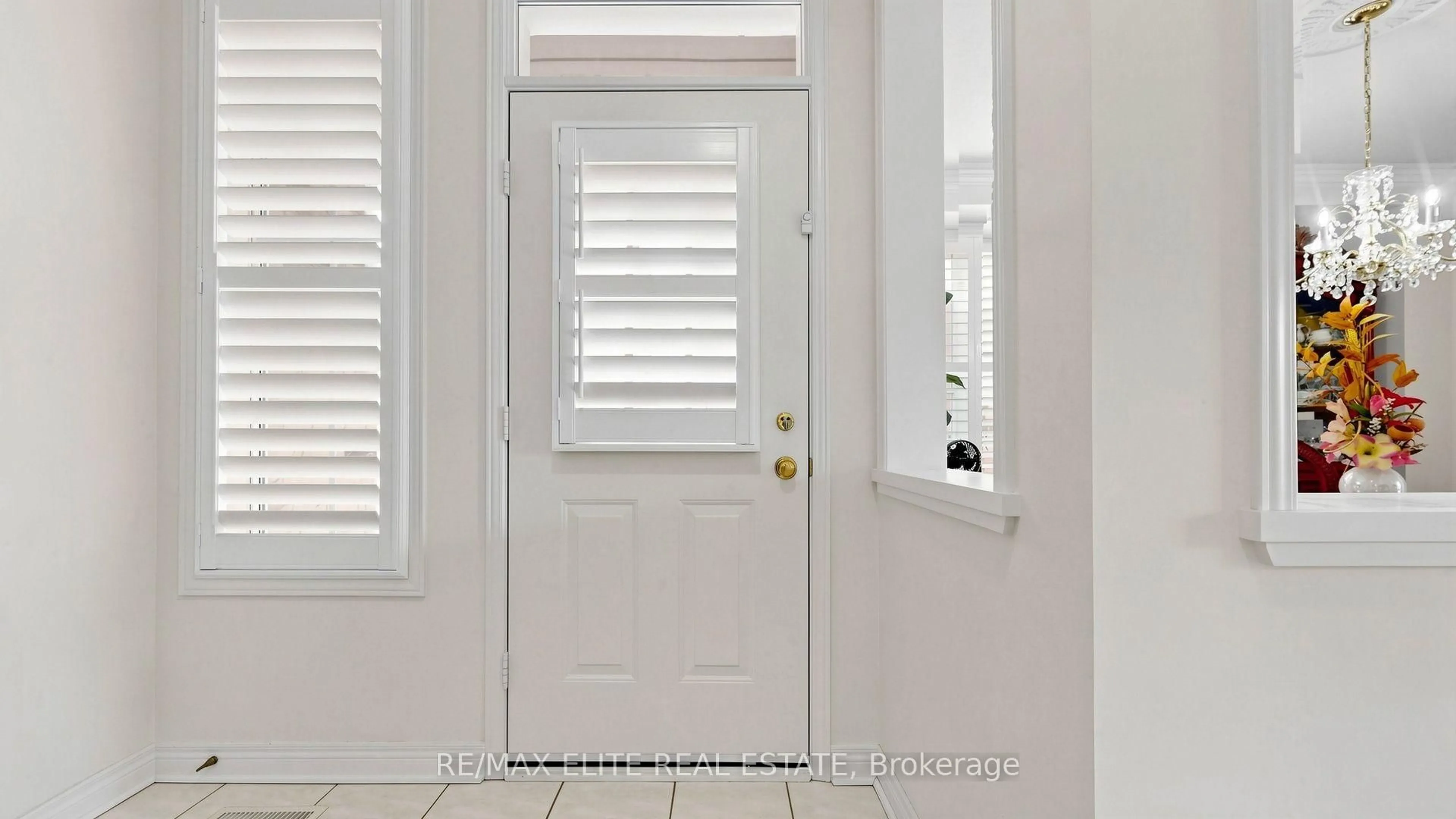 Indoor entryway for 24 Cascaden St, Toronto Ontario M1V 5L7
