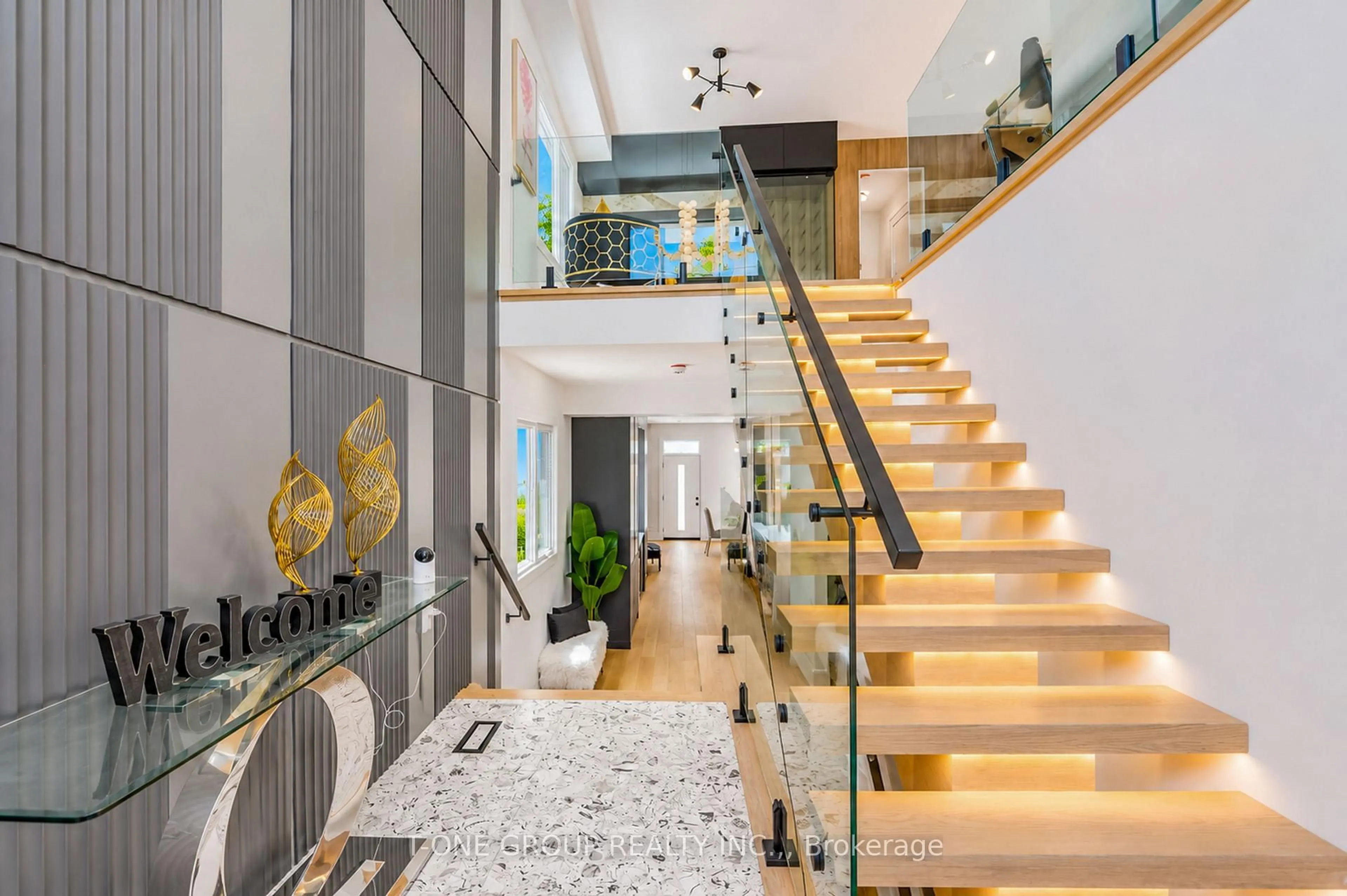 Indoor foyer for 570 Main St, Toronto Ontario M4C 4Y4