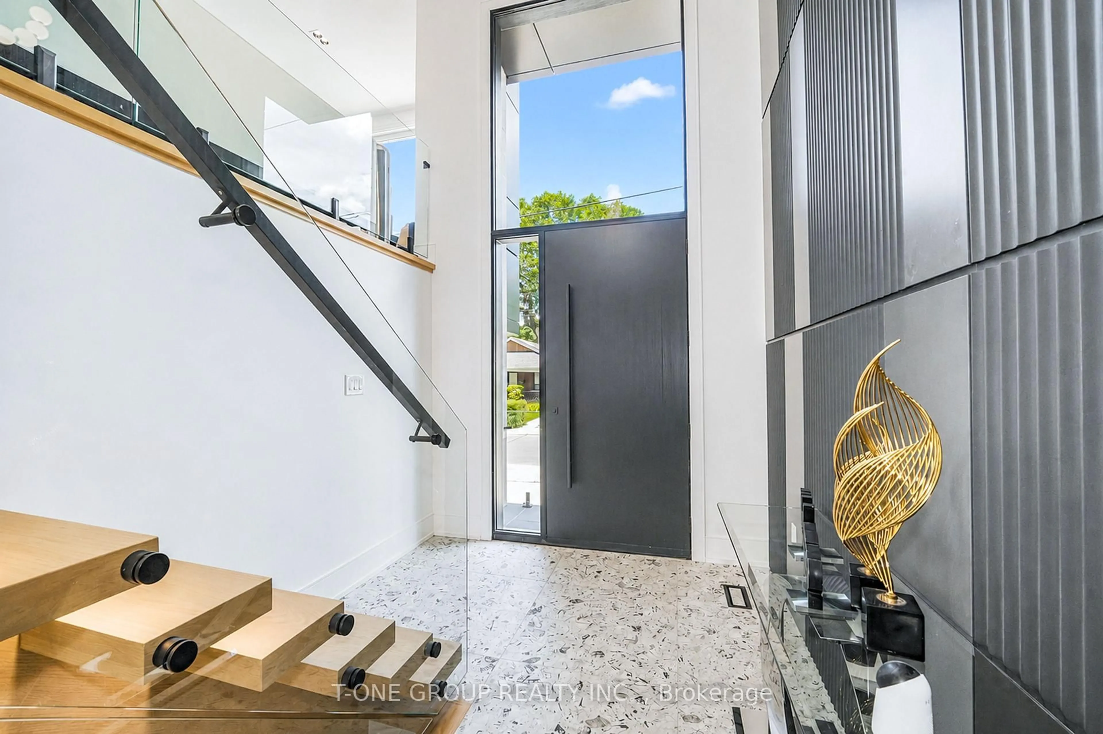 Indoor entryway for 570 Main St, Toronto Ontario M4C 4Y4