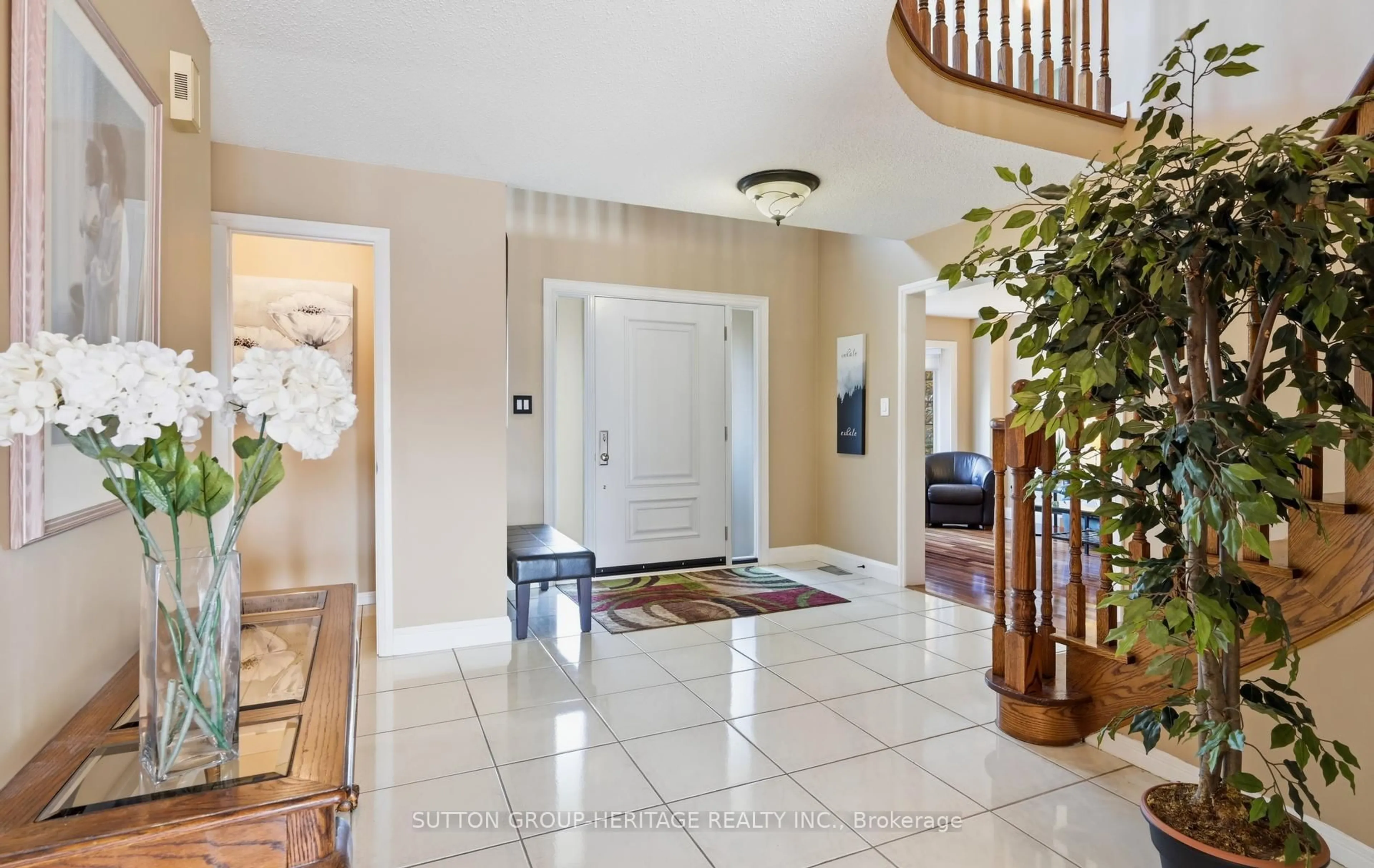 Indoor foyer for 511 Driftwood Crt, Pickering Ontario L1V 6K8