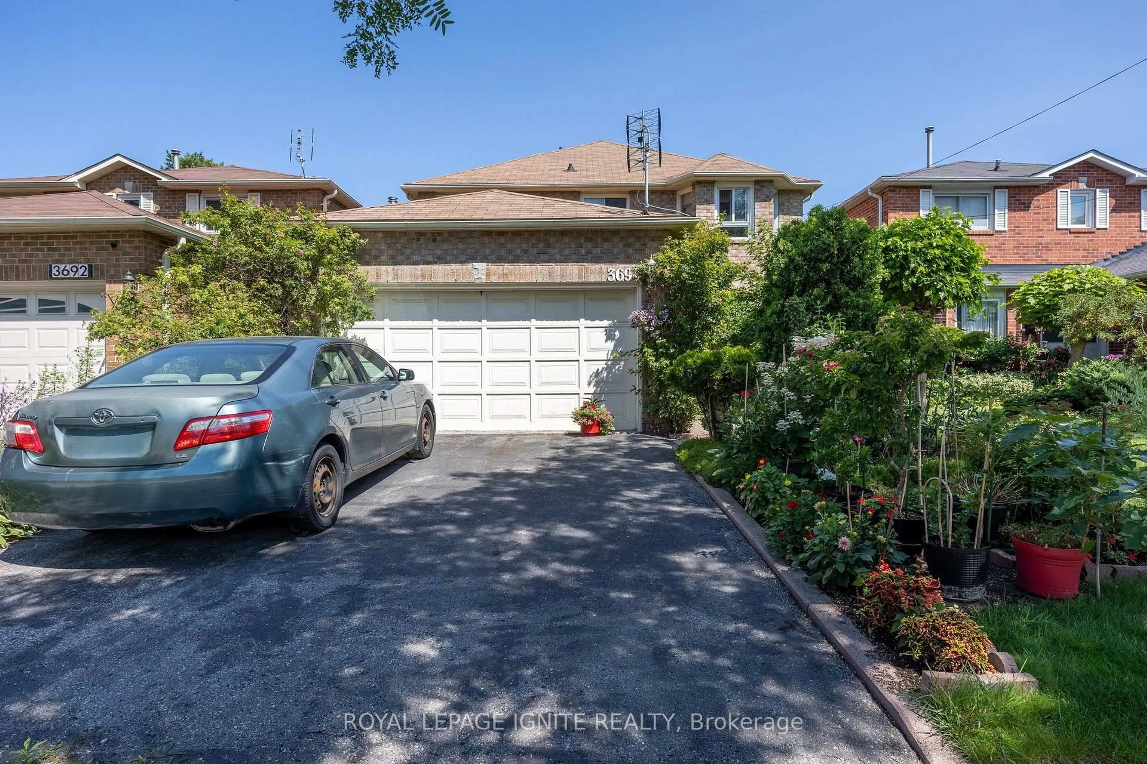 A pic from outside/outdoor area/front of a property/back of a property/a pic from drone, street for 3694 Ellesmere Rd, Toronto Ontario M1C 1H6
