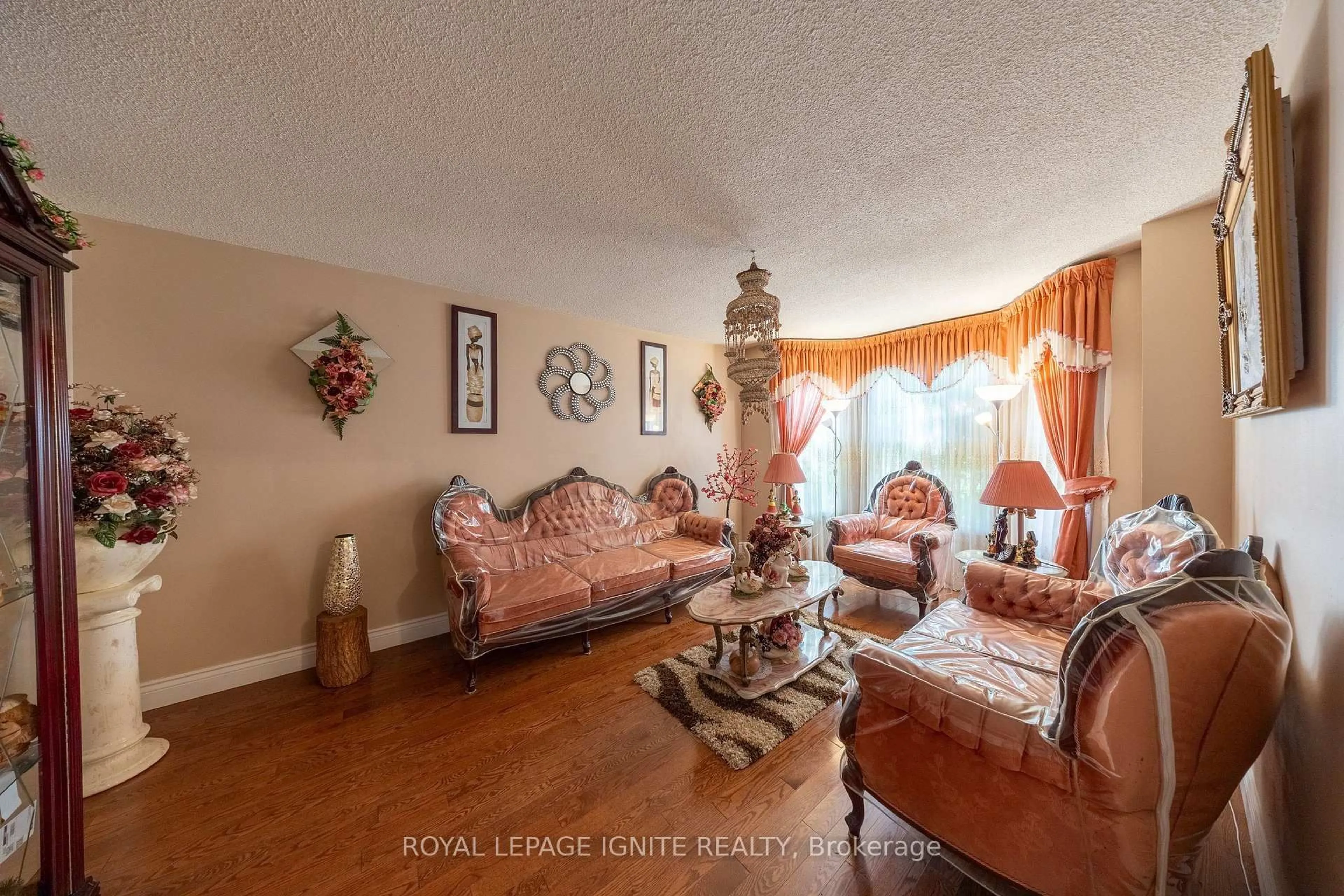 Living room with furniture, wood/laminate floor for 3694 Ellesmere Rd, Toronto Ontario M1C 1H6