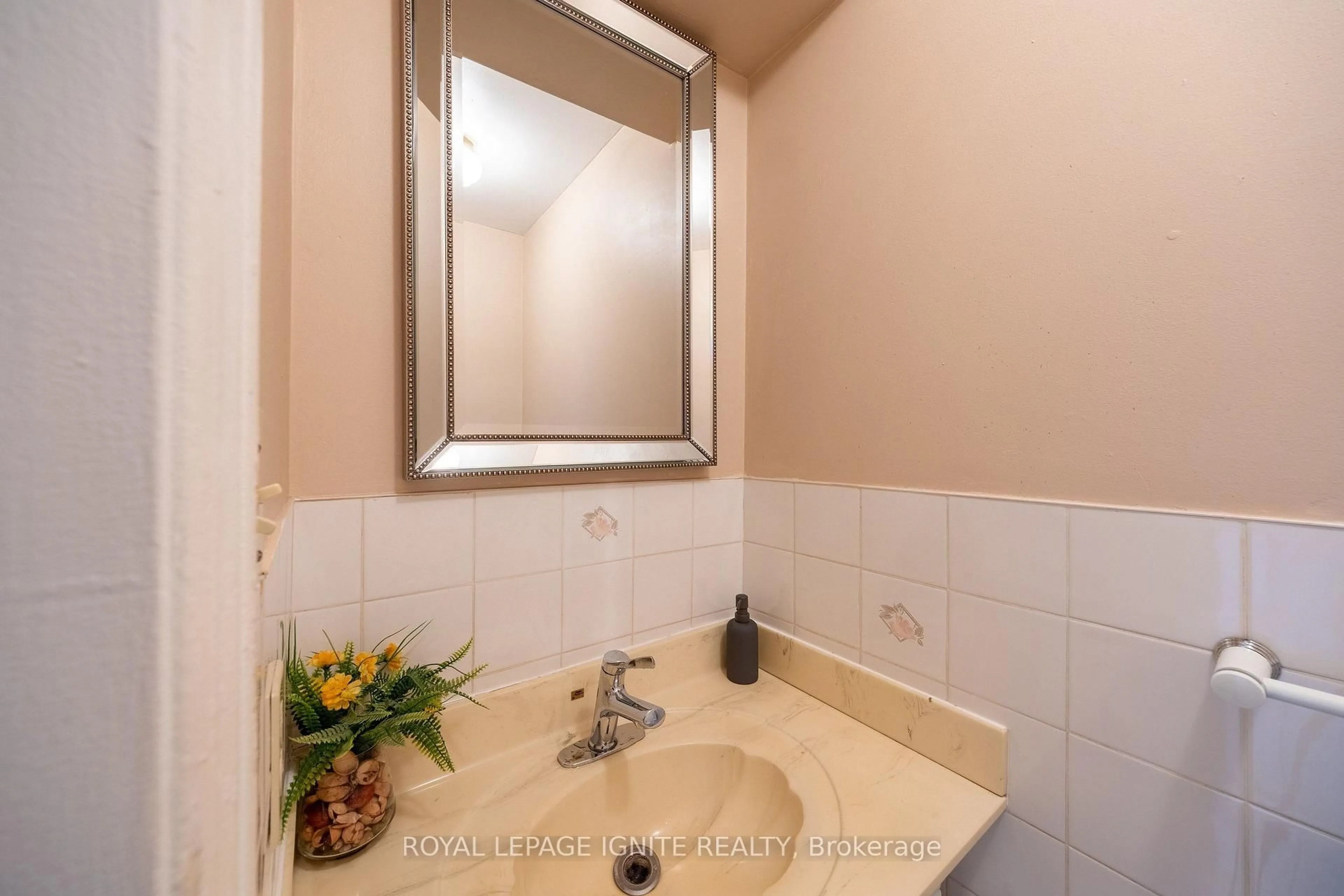 Standard bathroom, ceramic/tile floor for 3694 Ellesmere Rd, Toronto Ontario M1C 1H6