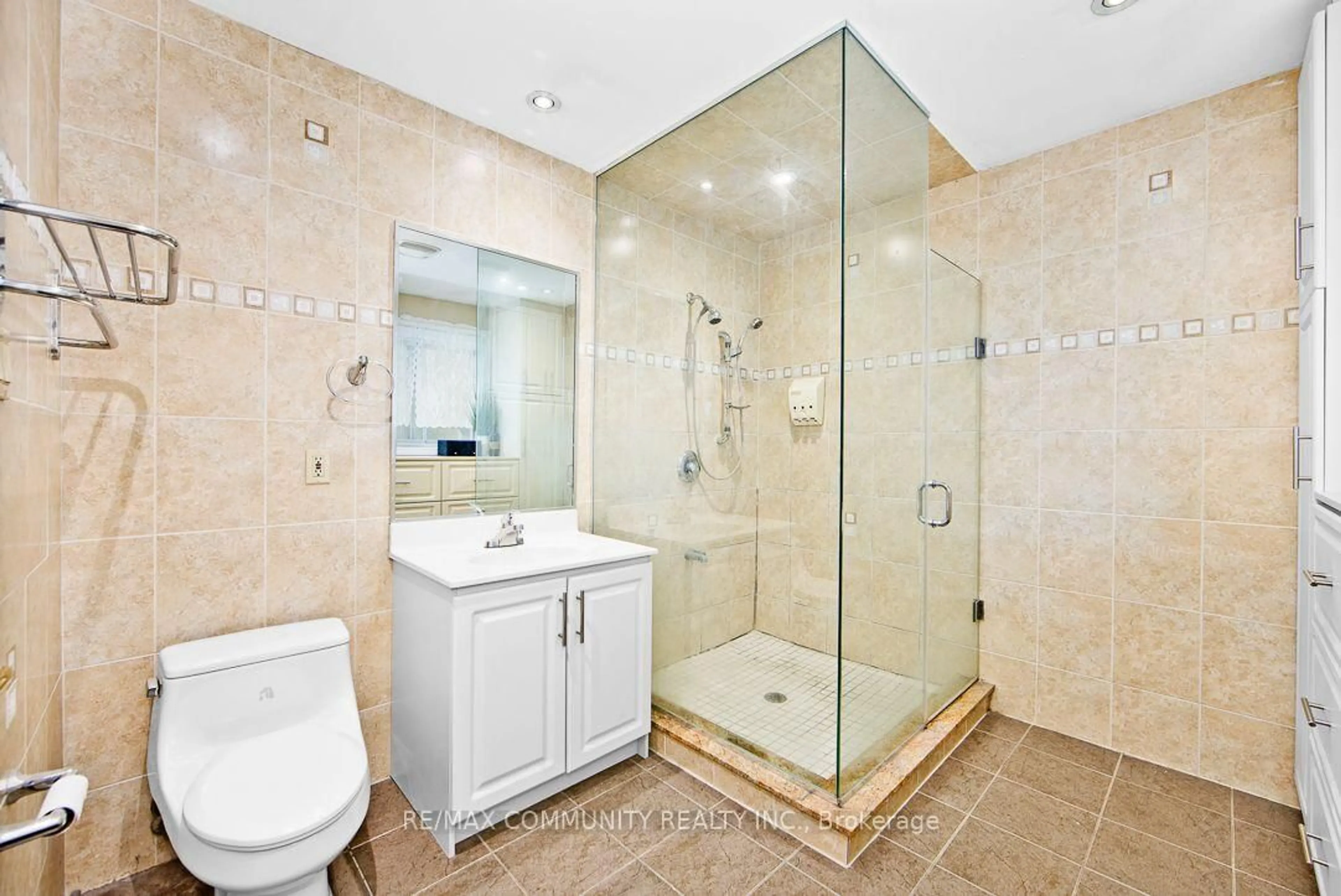 Standard bathroom, ceramic/tile floor for 17 Tineta Cres, Toronto Ontario M1S 2Y5