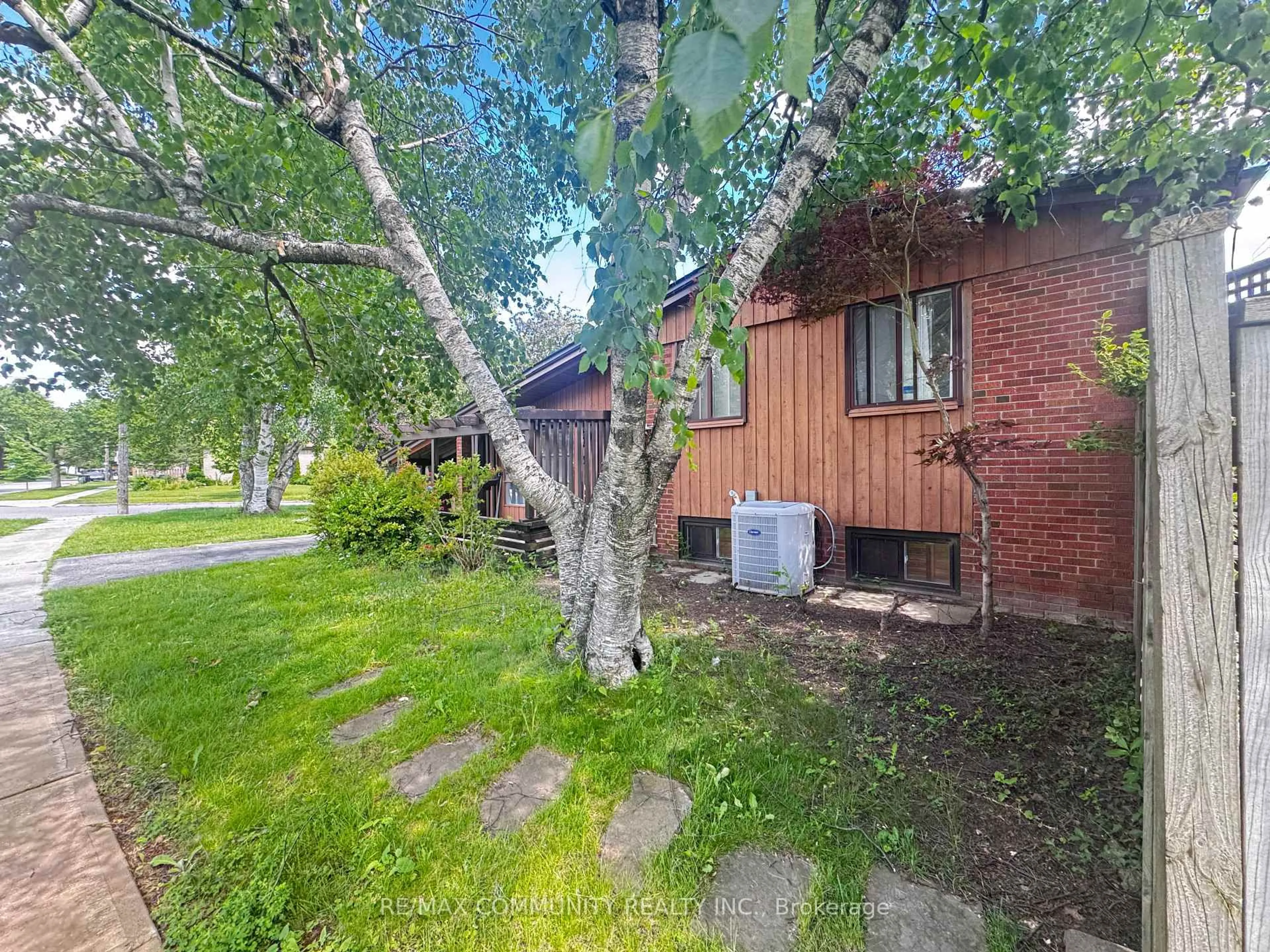 A pic from outside/outdoor area/front of a property/back of a property/a pic from drone, street for 36 Benprice Crt, Toronto Ontario M1H 1N3