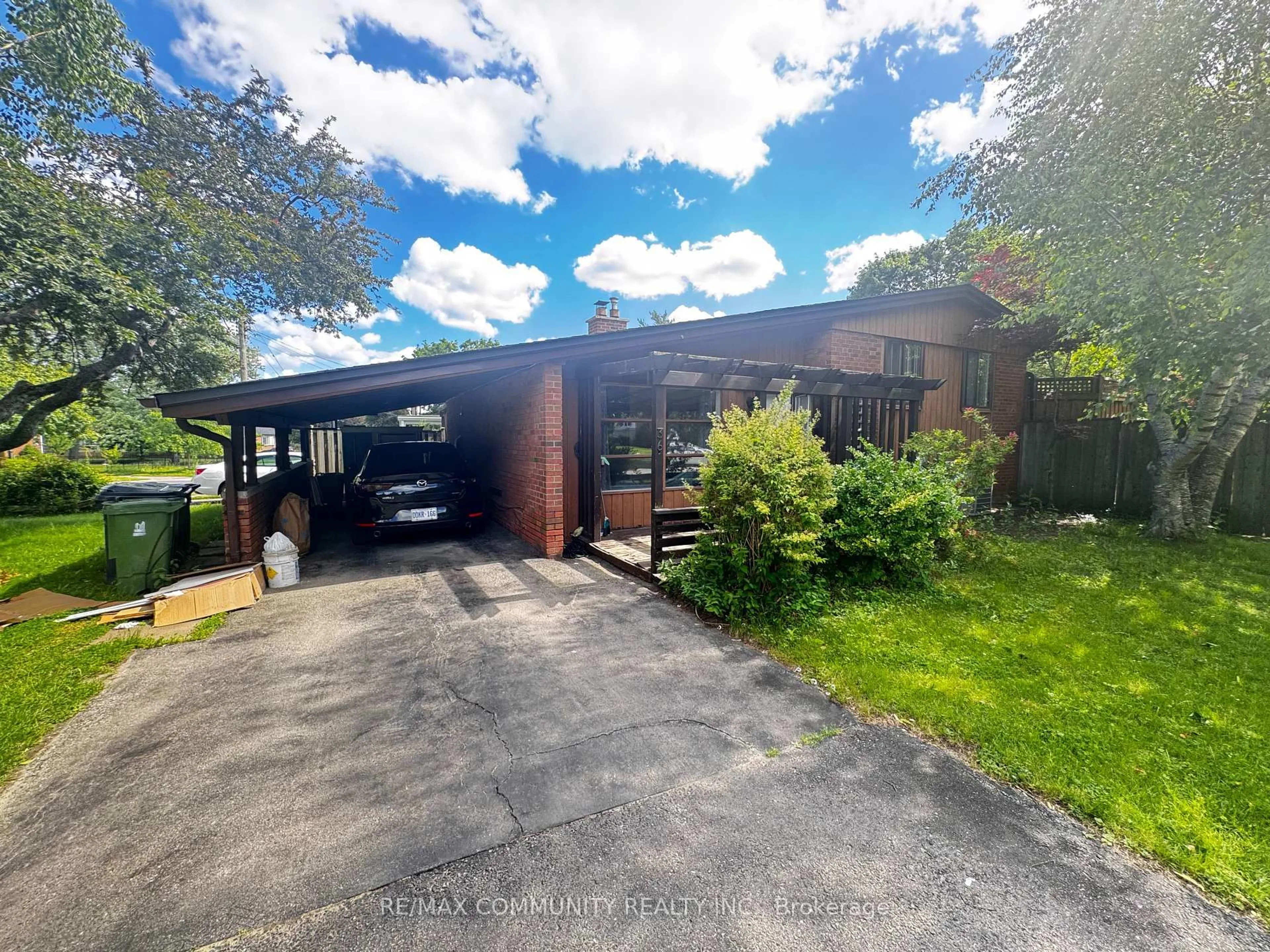 A pic from outside/outdoor area/front of a property/back of a property/a pic from drone, street for 36 Benprice Crt, Toronto Ontario M1H 1N3