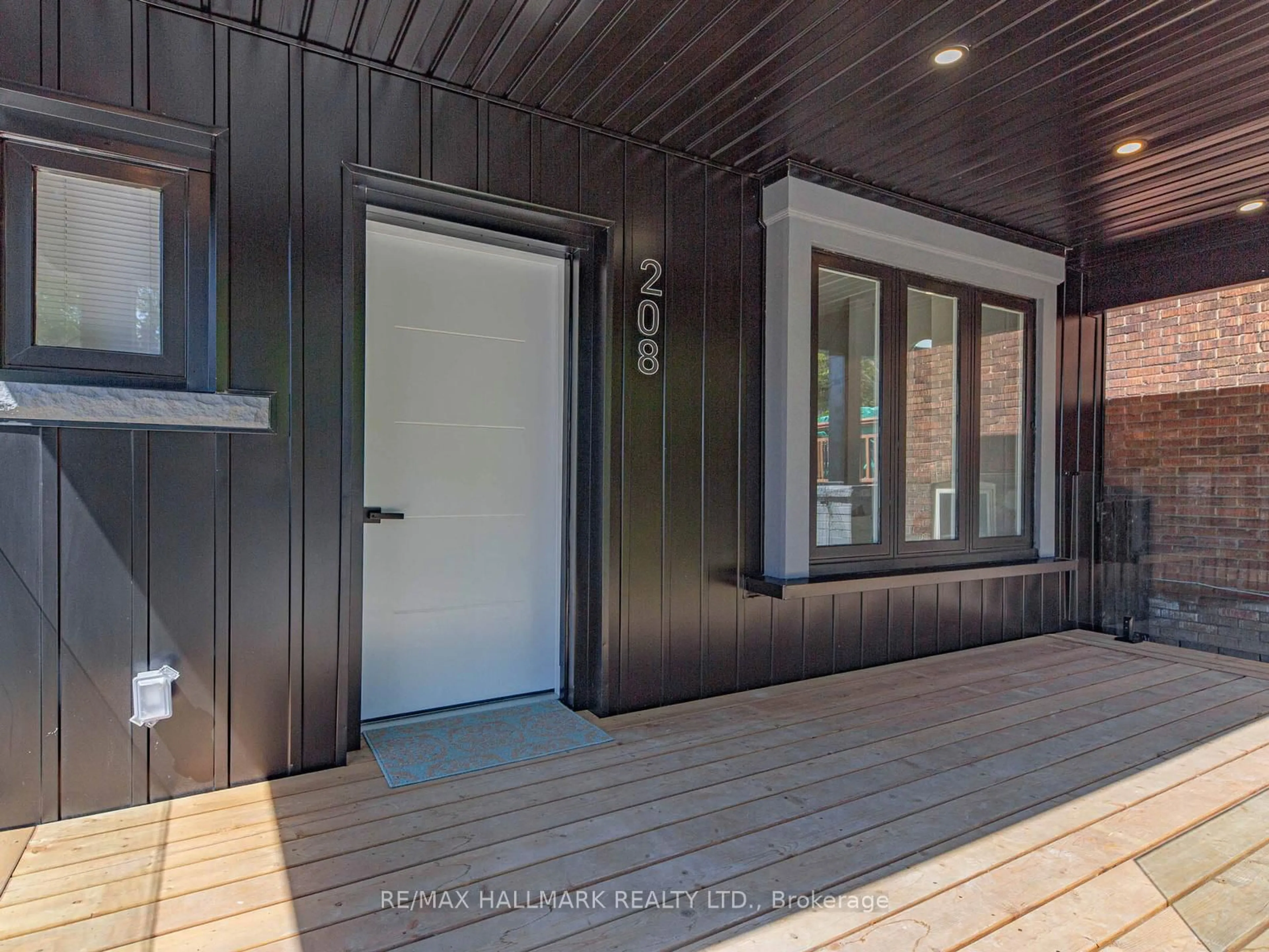 Indoor entryway for 208 Gainsborough Rd, Toronto Ontario M4L 3C6