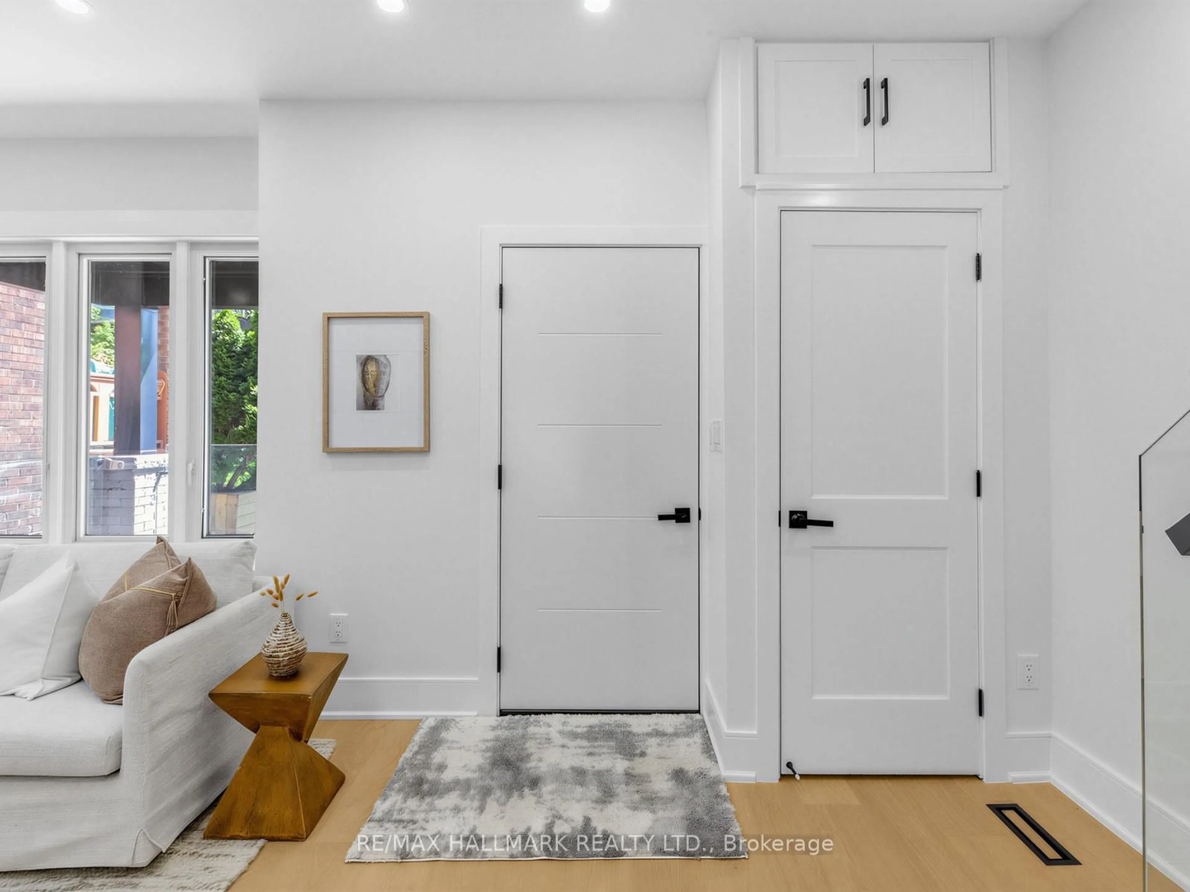 Indoor entryway for 208 Gainsborough Rd, Toronto Ontario M4L 3C6