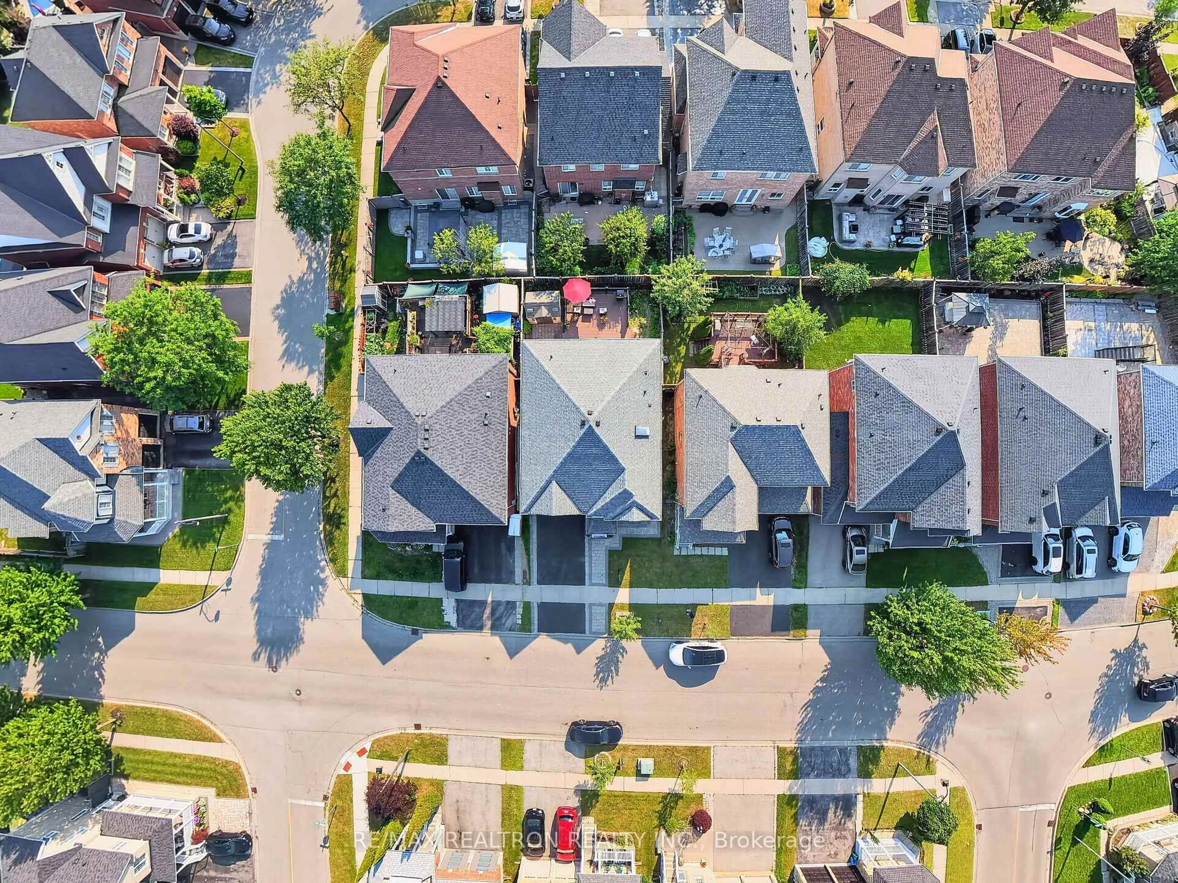 A pic from outside/outdoor area/front of a property/back of a property/a pic from drone, street for 18 Carter-Bennett Dr, Ajax Ontario L1T 4N5