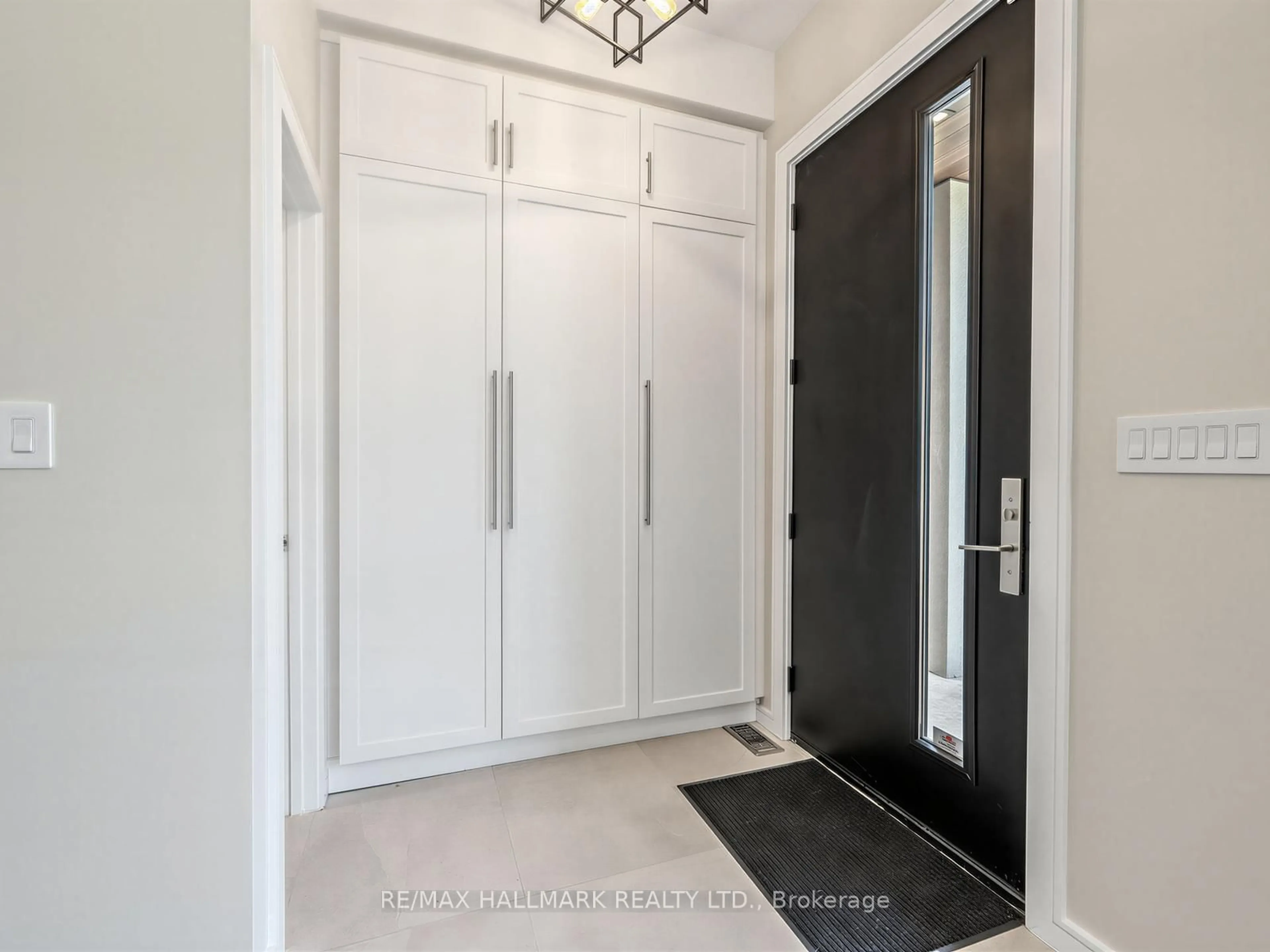 Indoor entryway for 92 Craiglee Dr, Toronto Ontario M1N 2M7