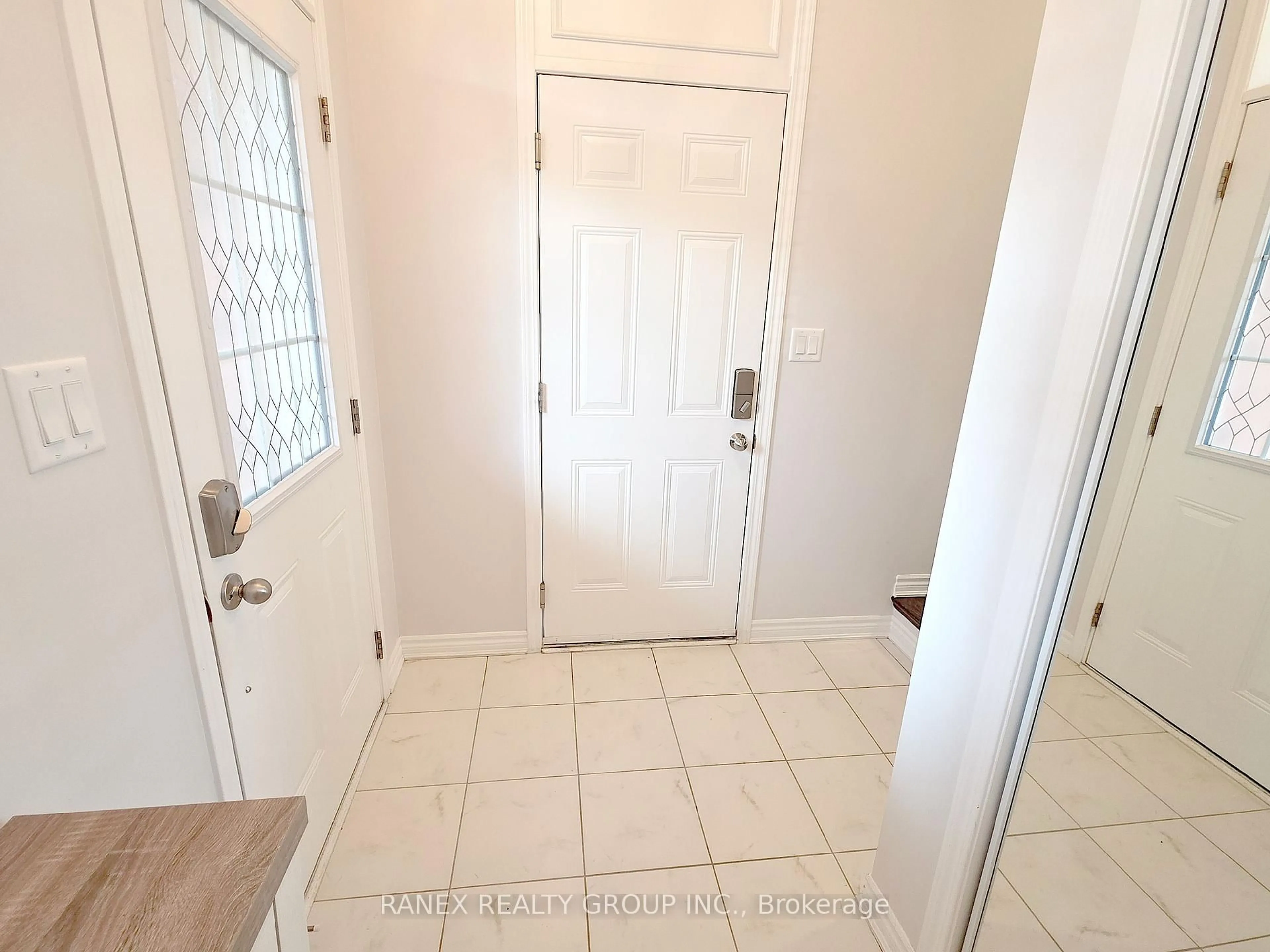 Indoor entryway for 13 Littlebeck Cres, Whitby Ontario L1P 0G3