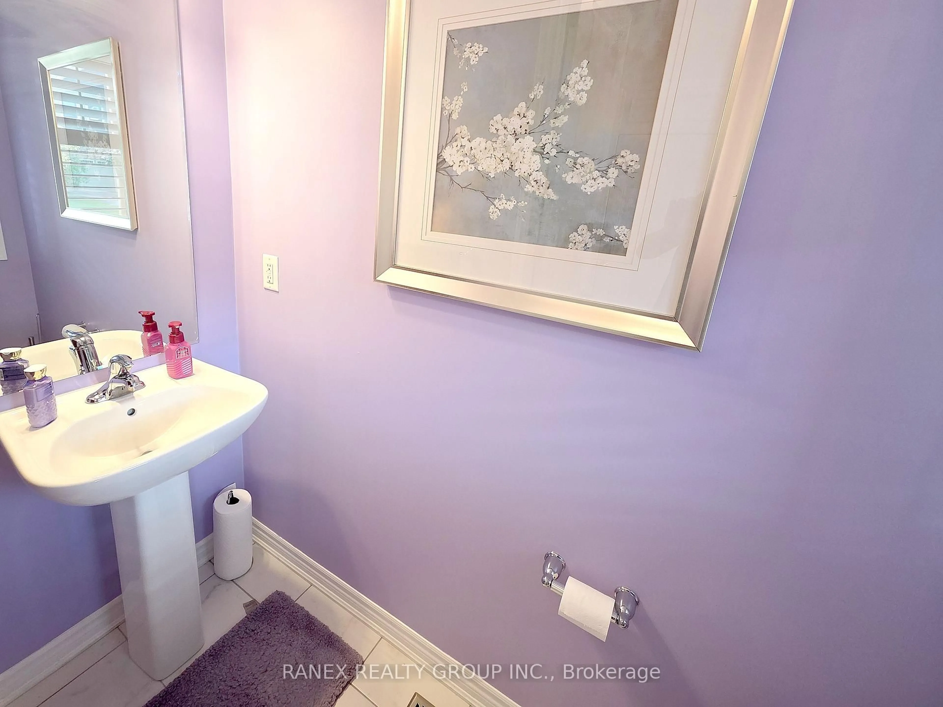 Standard bathroom, ceramic/tile floor for 13 Littlebeck Cres, Whitby Ontario L1P 0G3