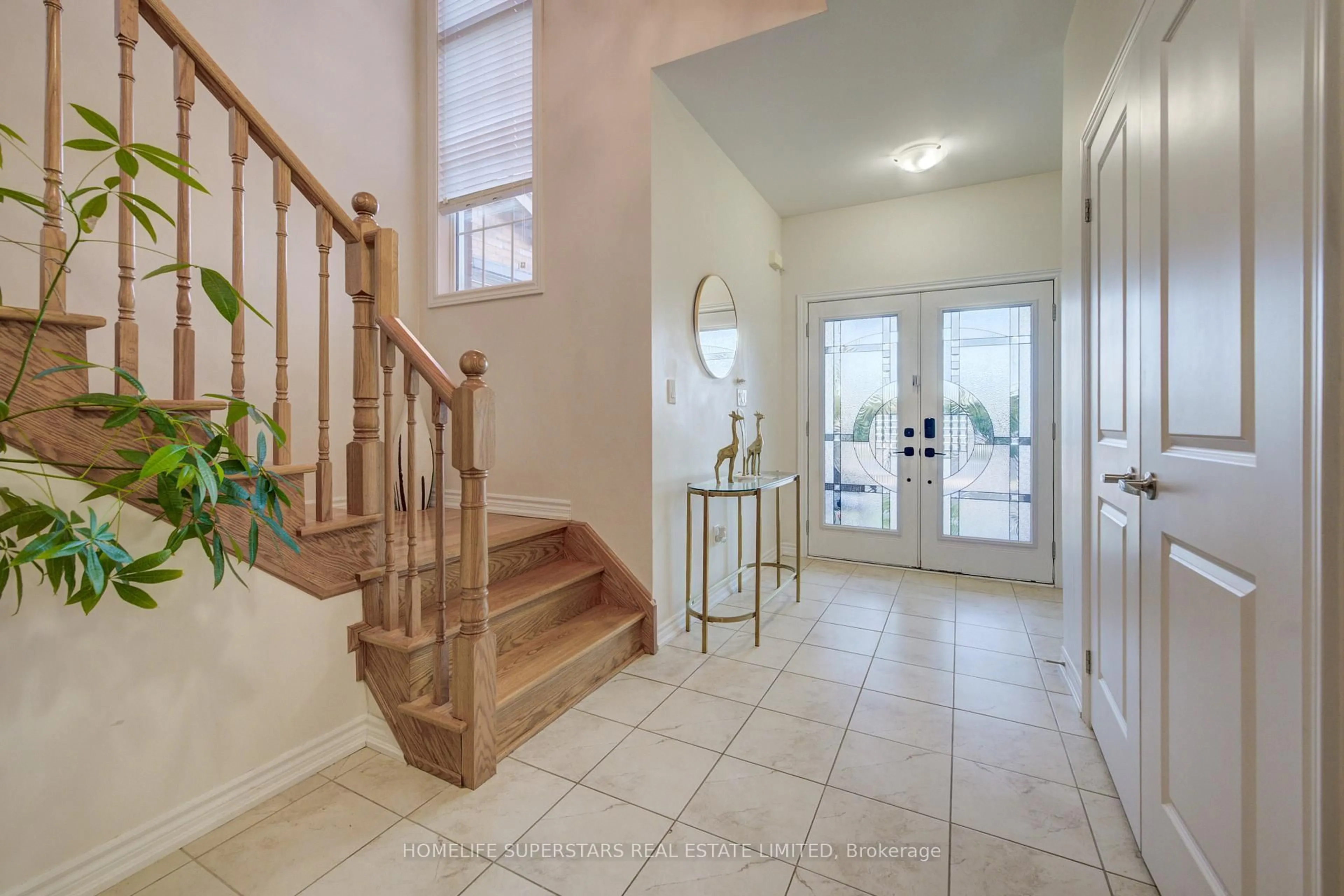 Indoor foyer for 27 Upperview Pl, Whitby Ontario L1R 0N4