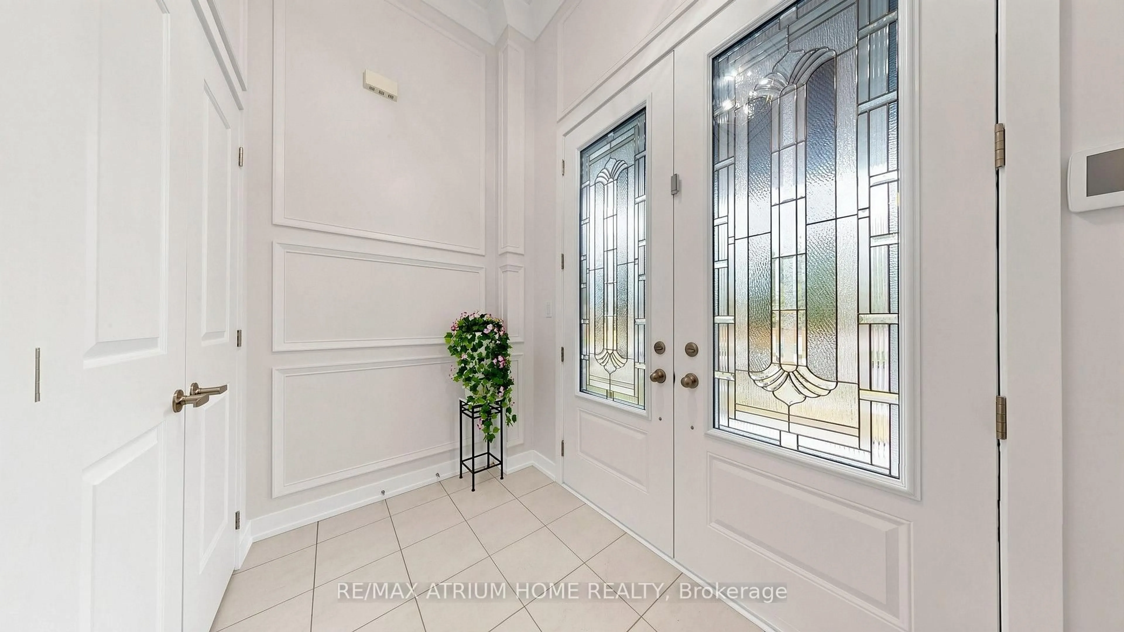 Indoor entryway for 145 Courvier Cres, Clarington Ontario L1C 0E7