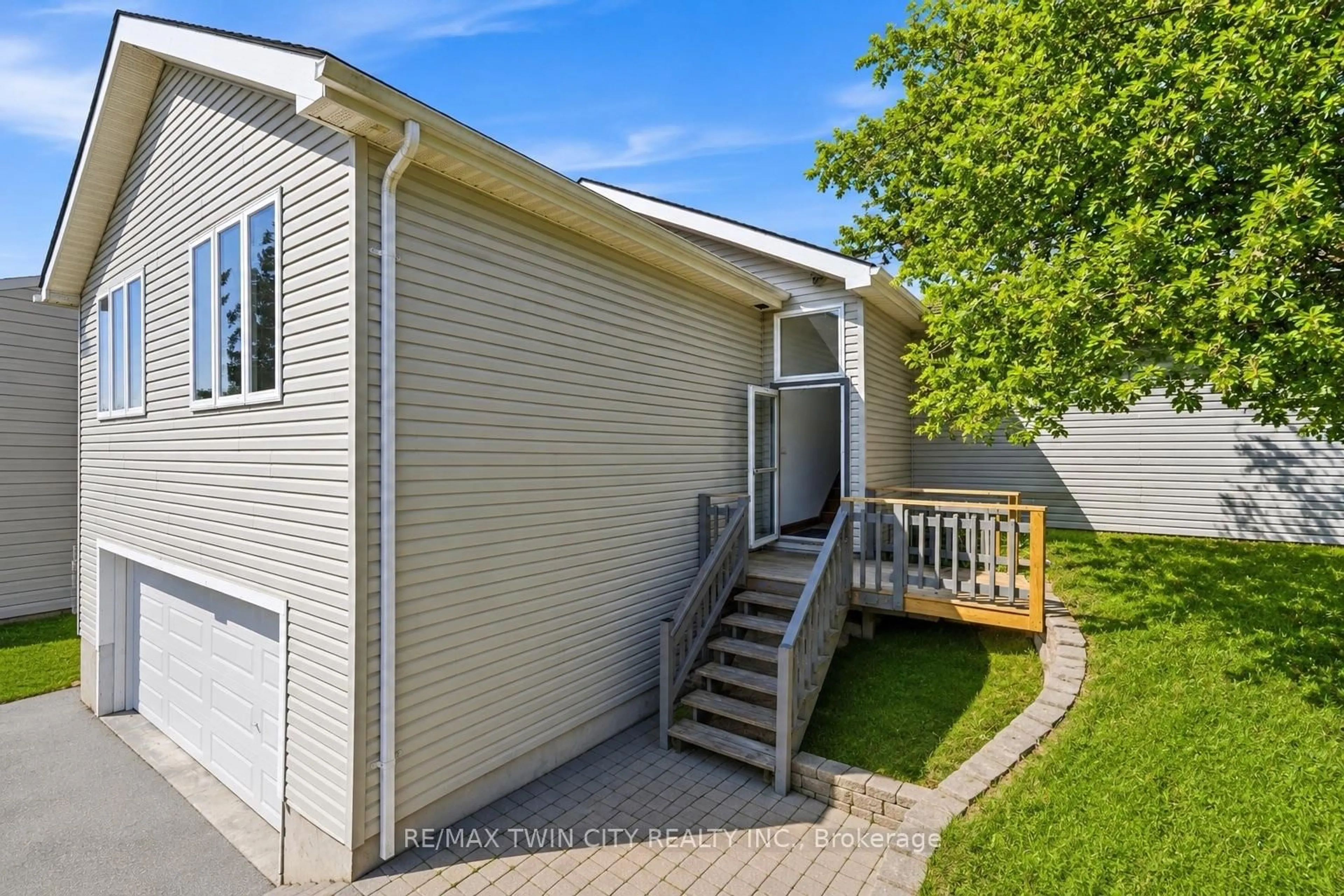 Home with vinyl exterior material, street for 980 Ritson Rd, Oshawa Ontario L1G 6Z5