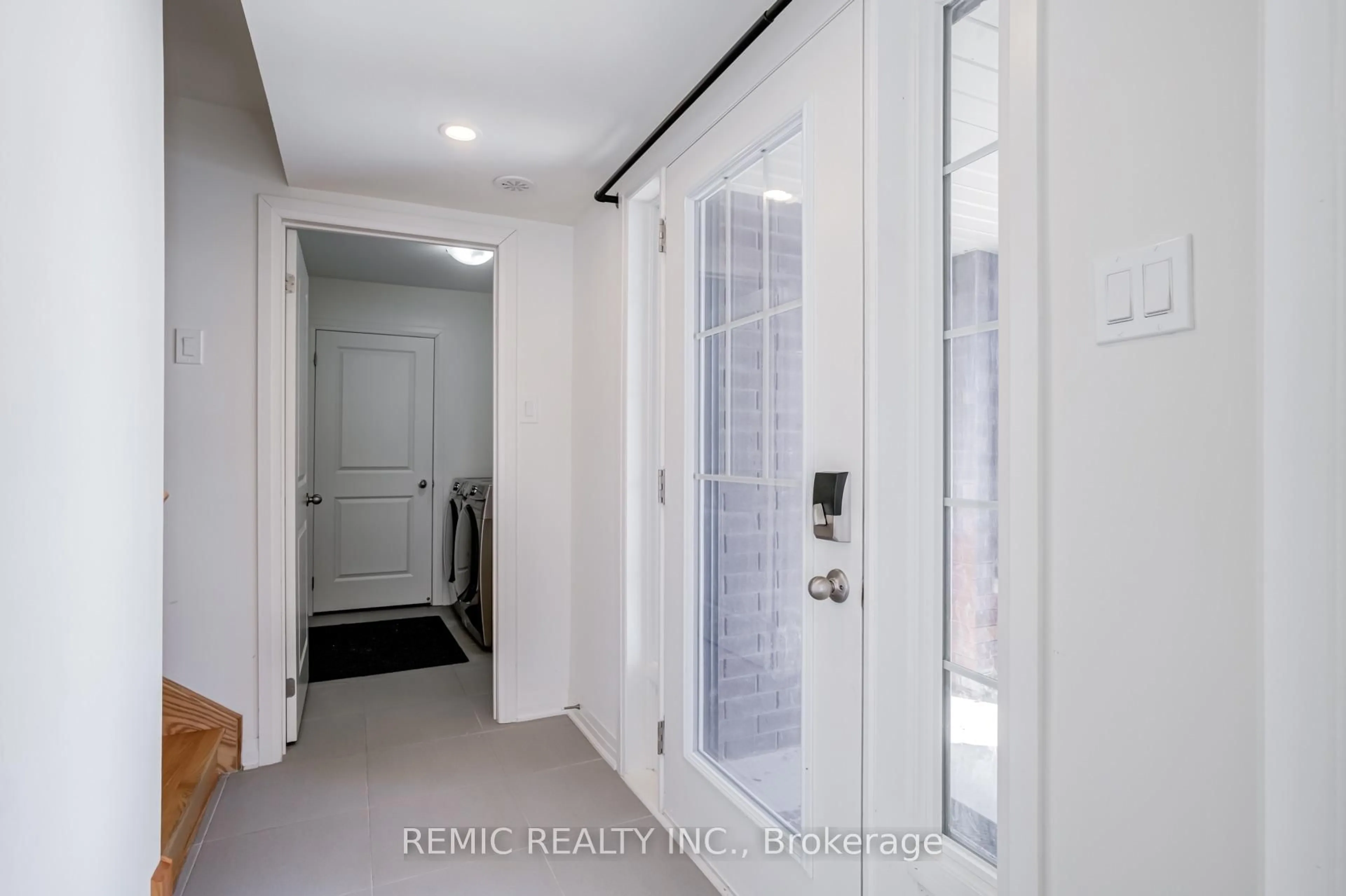 Indoor entryway for 1423 Green Rd, Clarington Ontario L1C 7E8