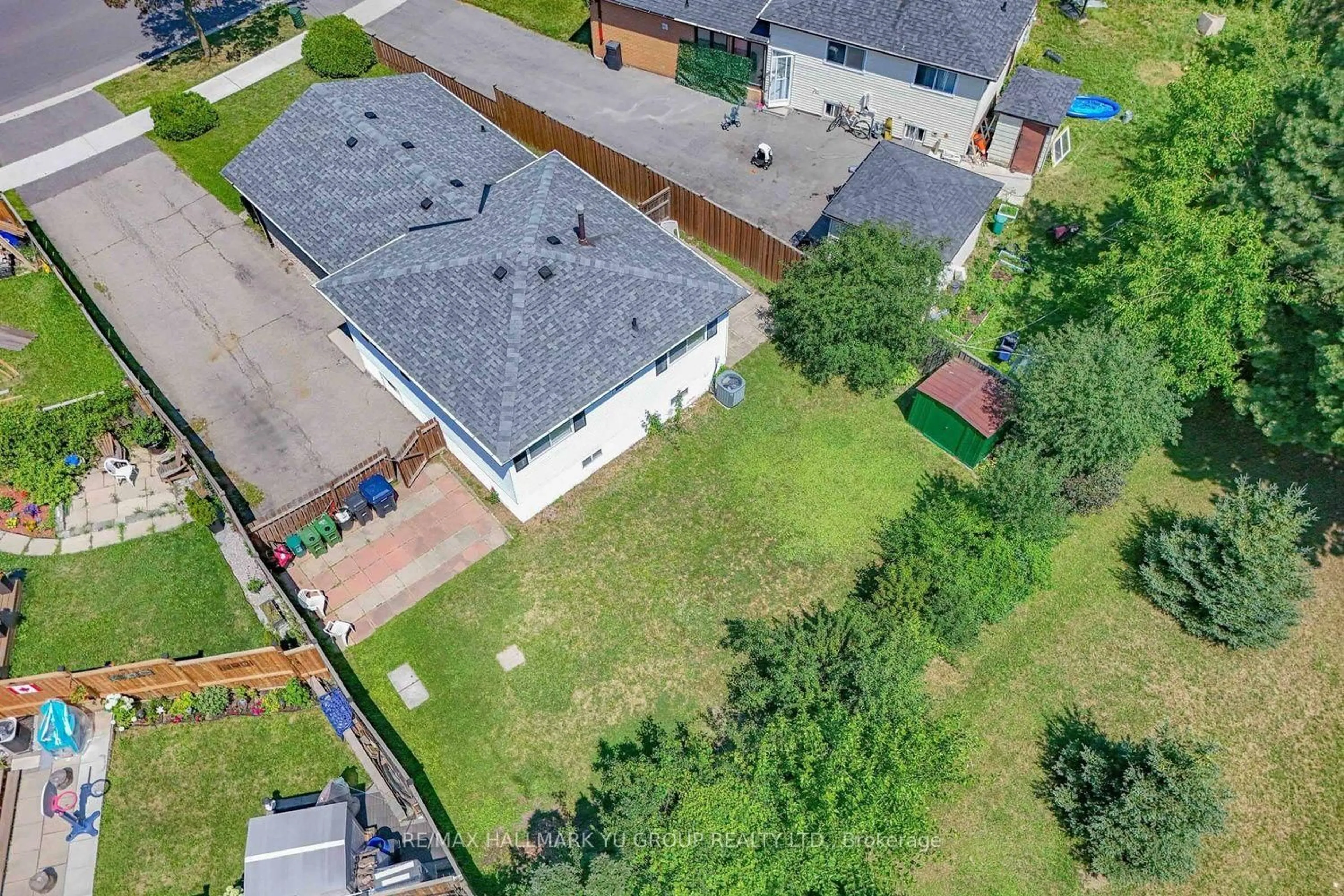 A pic from outside/outdoor area/front of a property/back of a property/a pic from drone, street for 9 Foregate Ave, Toronto Ontario M1B 2S2