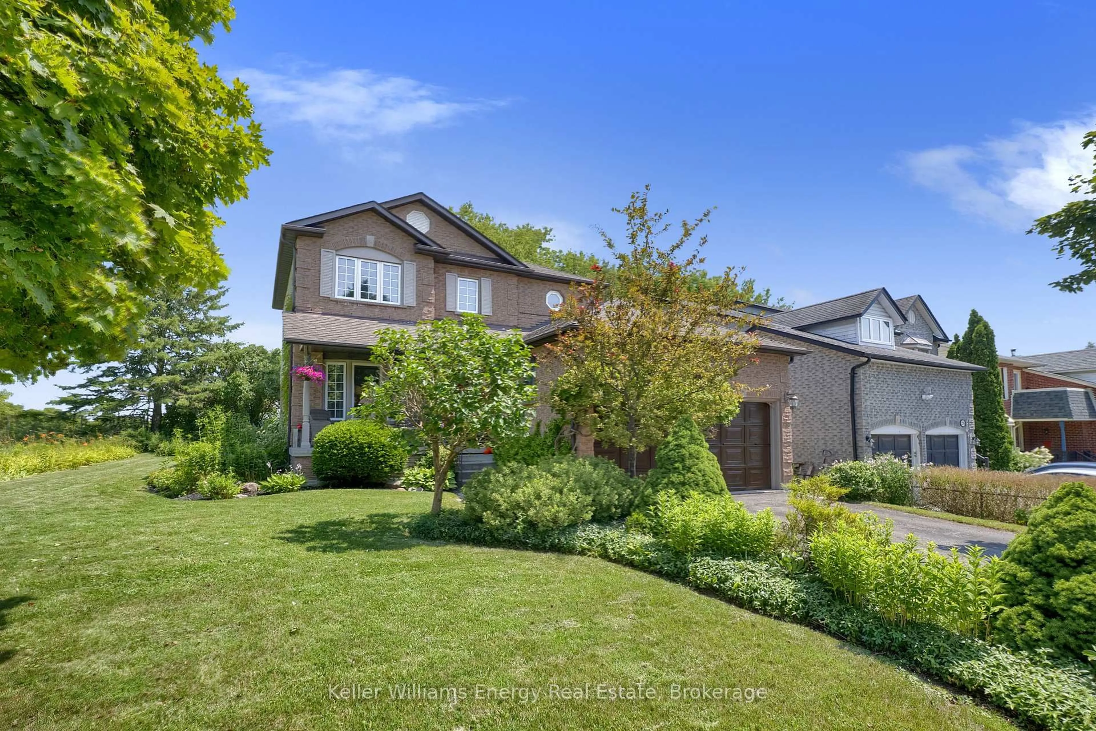 A pic from outside/outdoor area/front of a property/back of a property/a pic from drone, street for 276 Andrew St, Clarington Ontario L1B 1K3