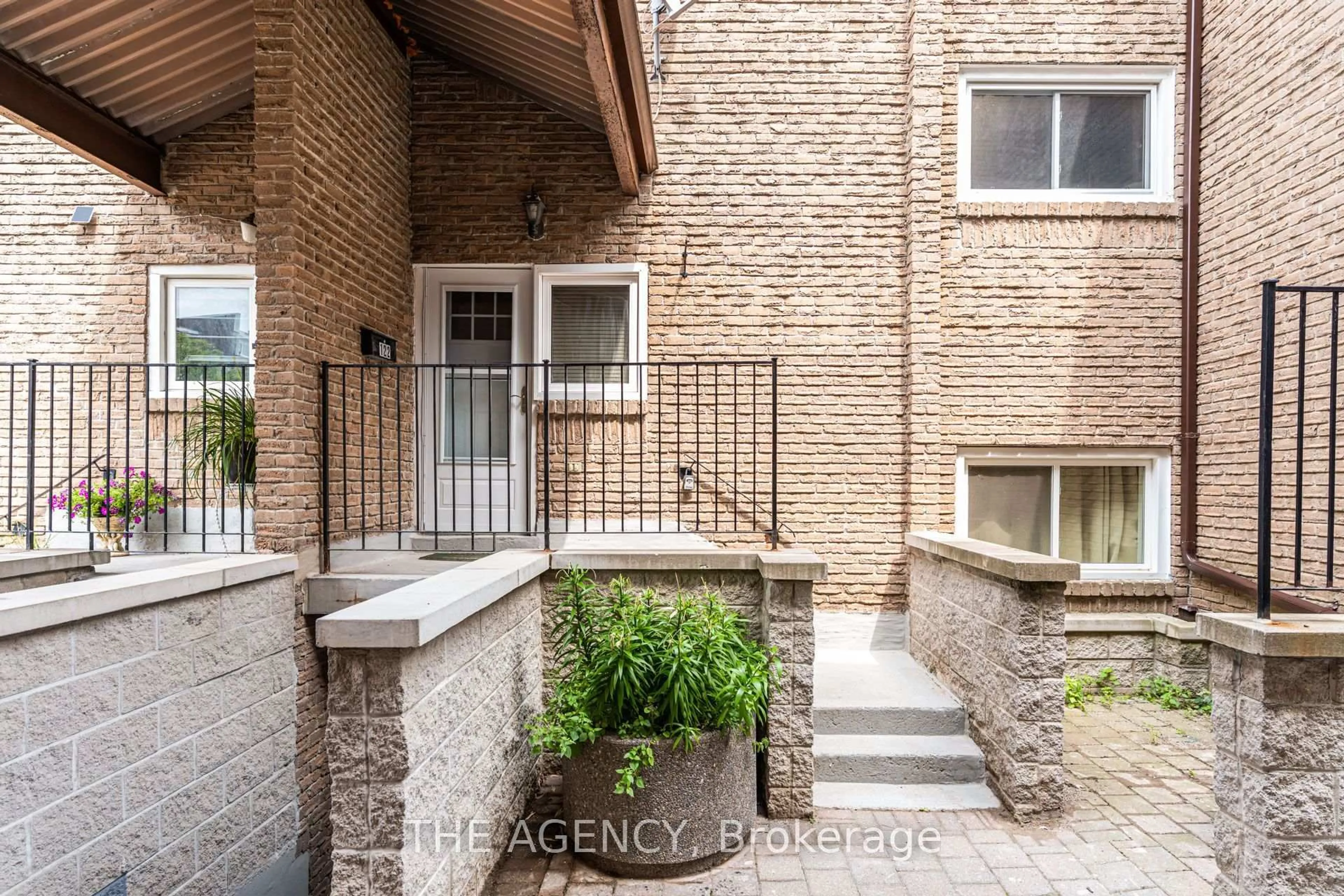 Indoor entryway for 50 Scarborough Golf Club Rd, Toronto Ontario M1M 3T5