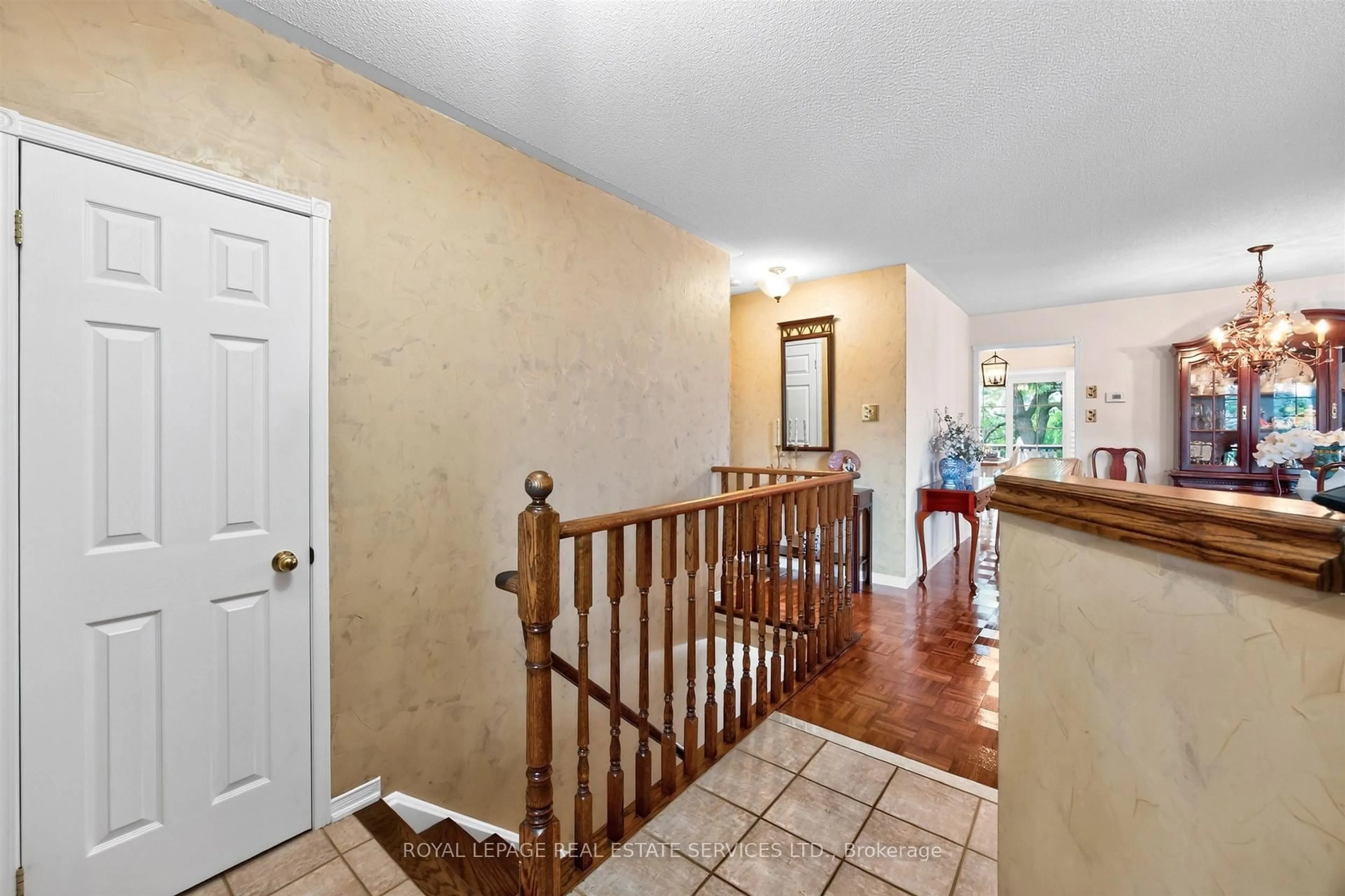 Indoor foyer for 45 Rosemarie Cres, Whitby Ontario L1M 1G6
