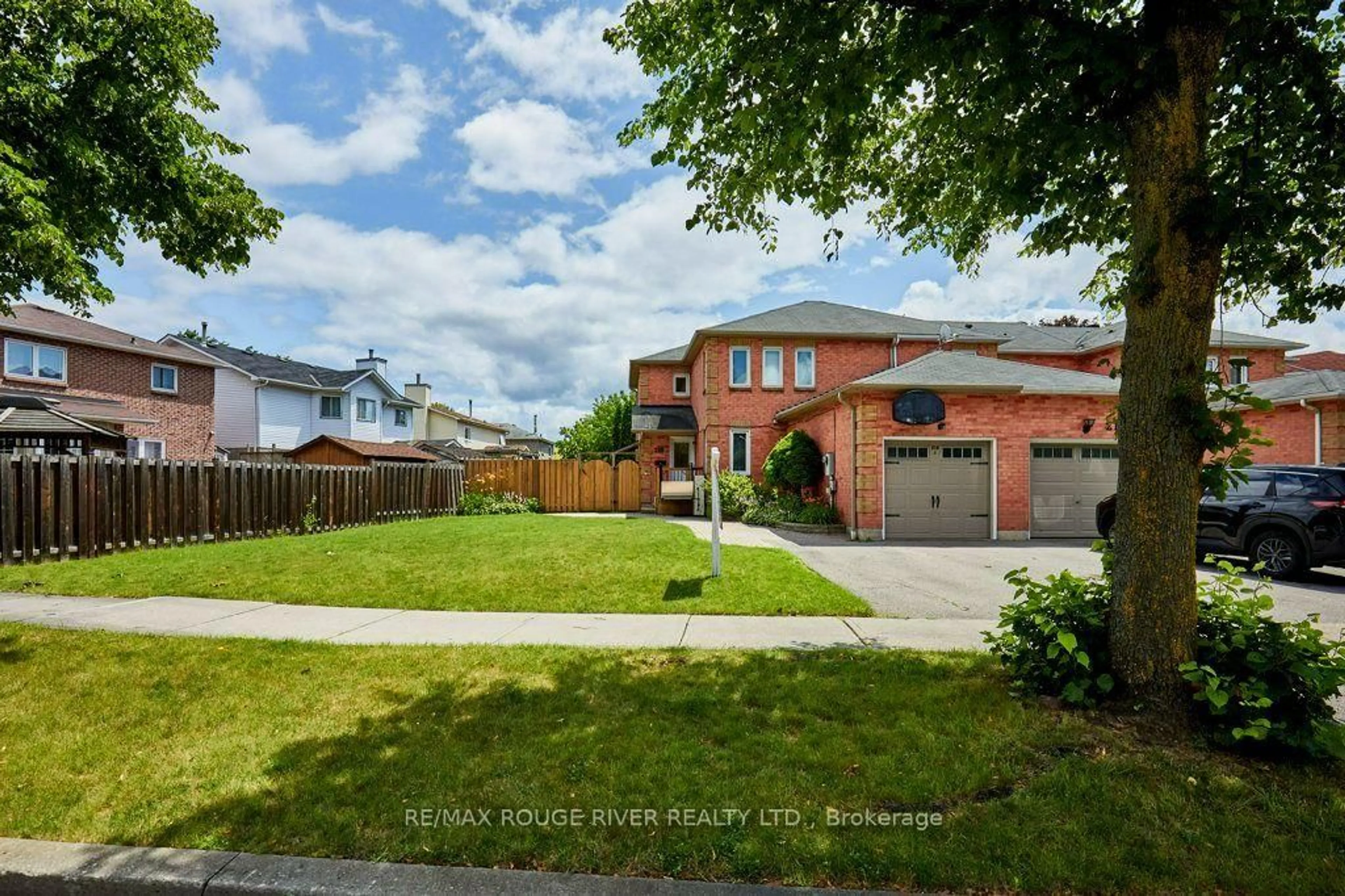 A pic from outside/outdoor area/front of a property/back of a property/a pic from drone, street for 216 Wright Cres, Ajax Ontario L1S 6X2