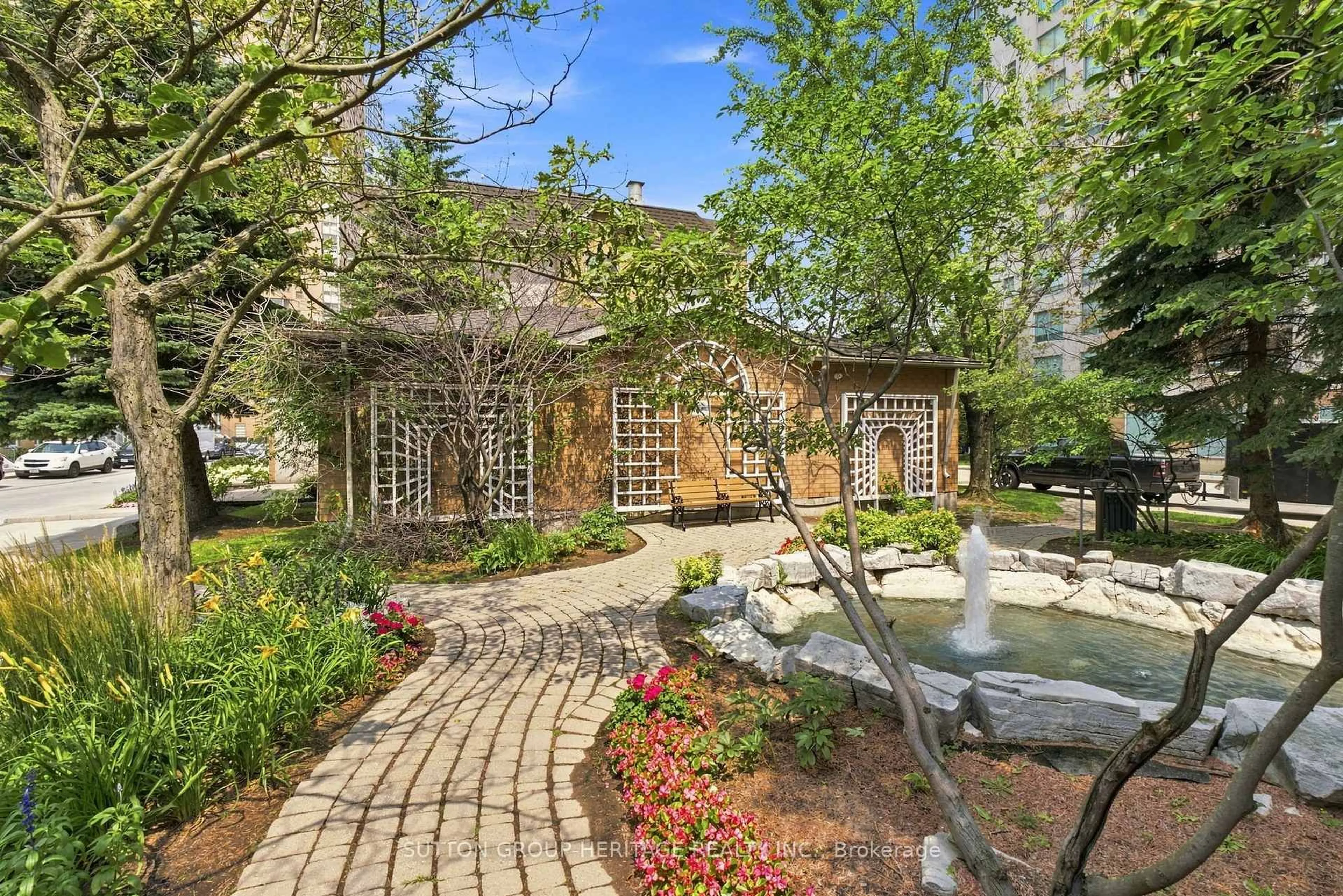 Patio, street for 125 Omni Dr #233, Toronto Ontario M1P 5A9