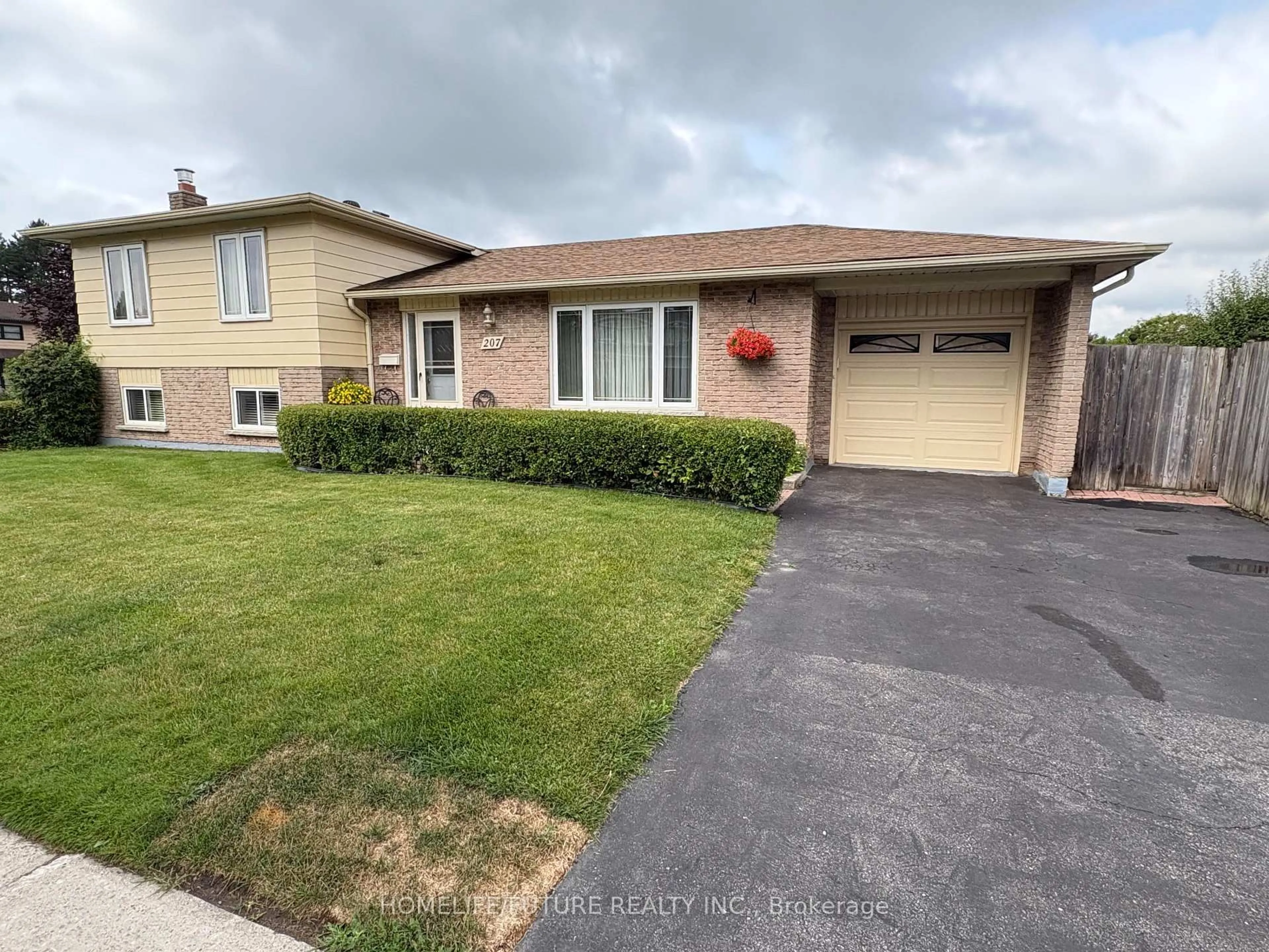 Unknown for 207 Michael Blvd, Whitby Ontario L1N 6B5