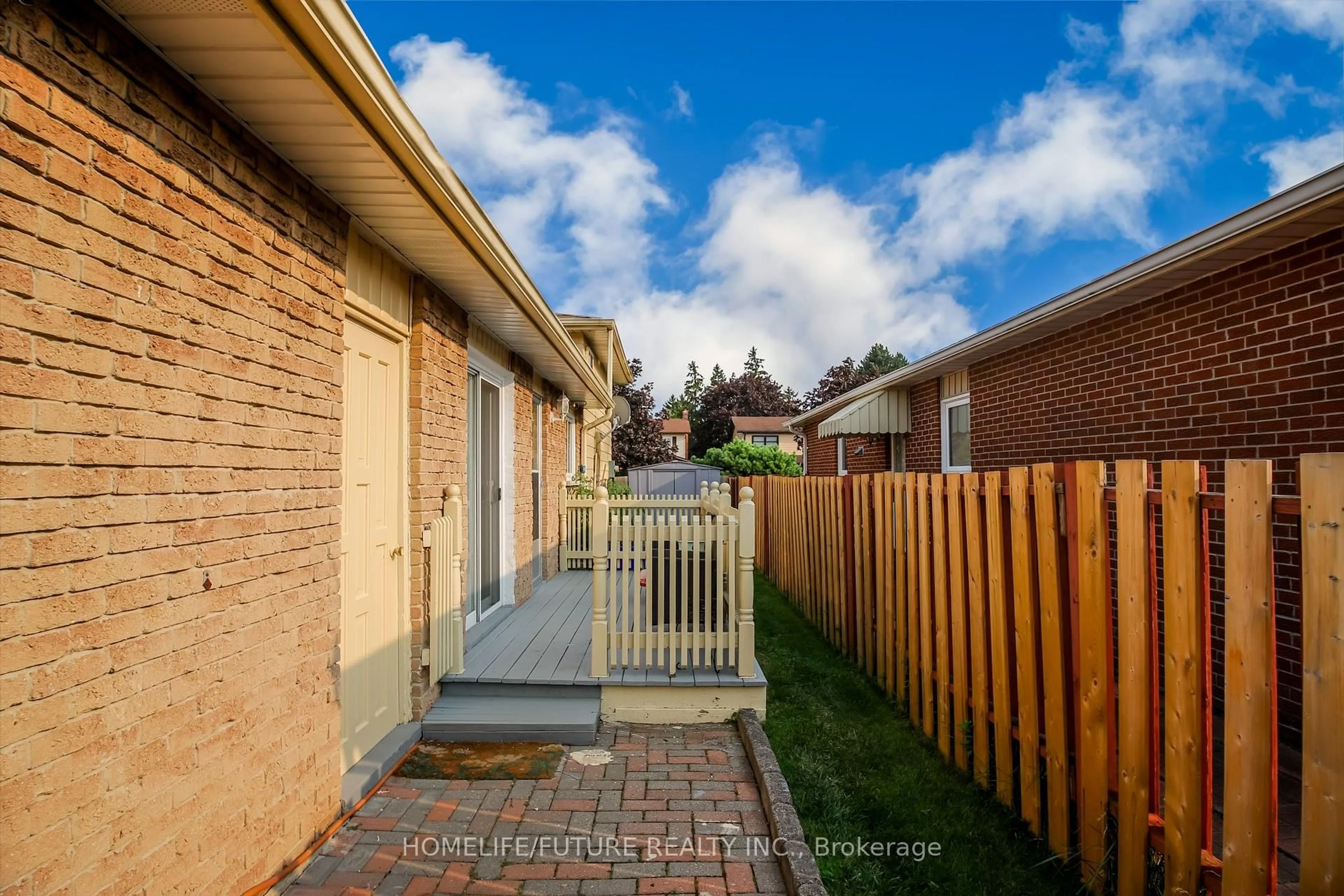 Patio, street for 207 Michael Blvd, Whitby Ontario L1N 6B5