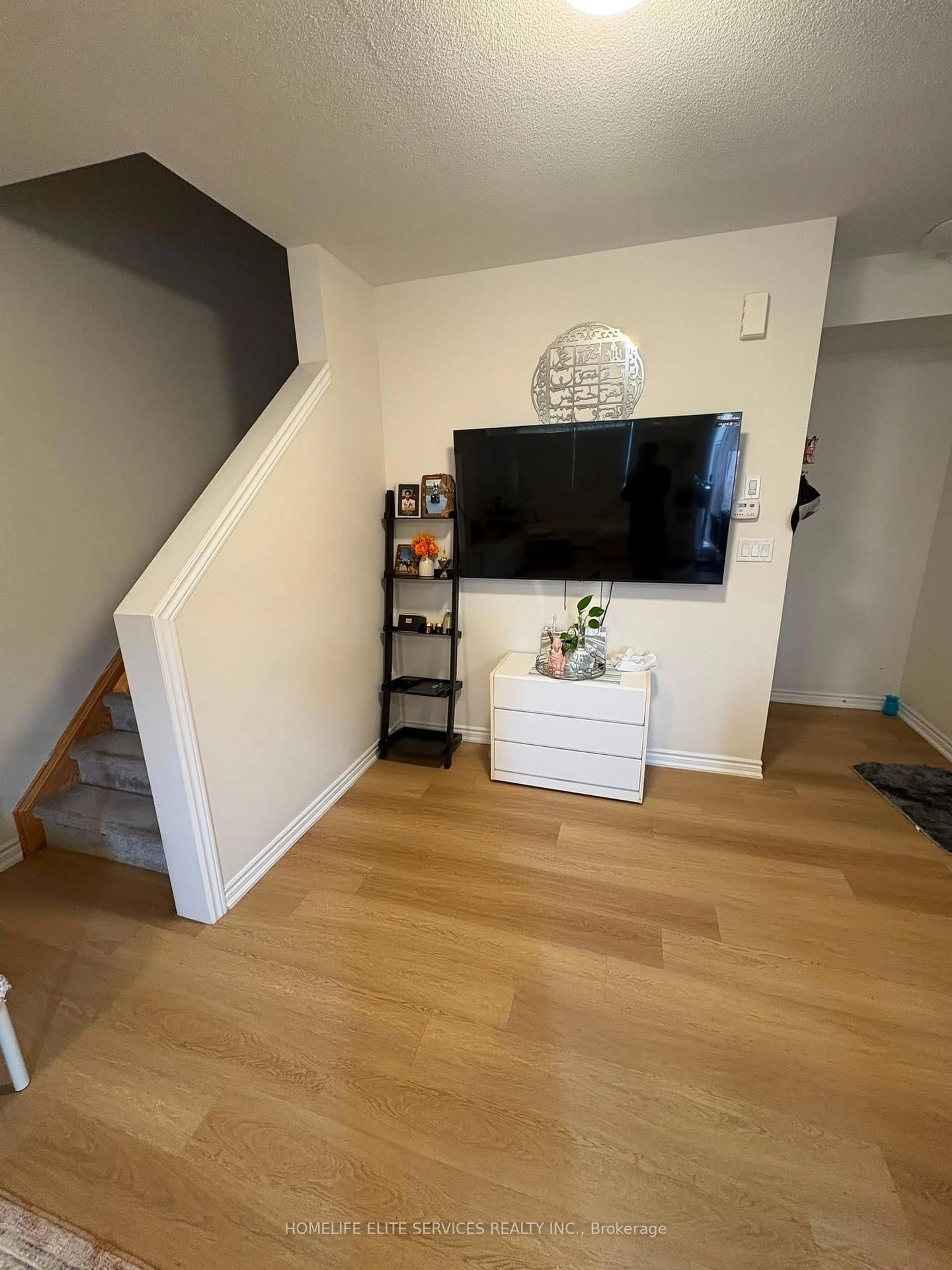 A pic of a room for 485 Beresford Path, Oshawa Ontario L1H 0B2