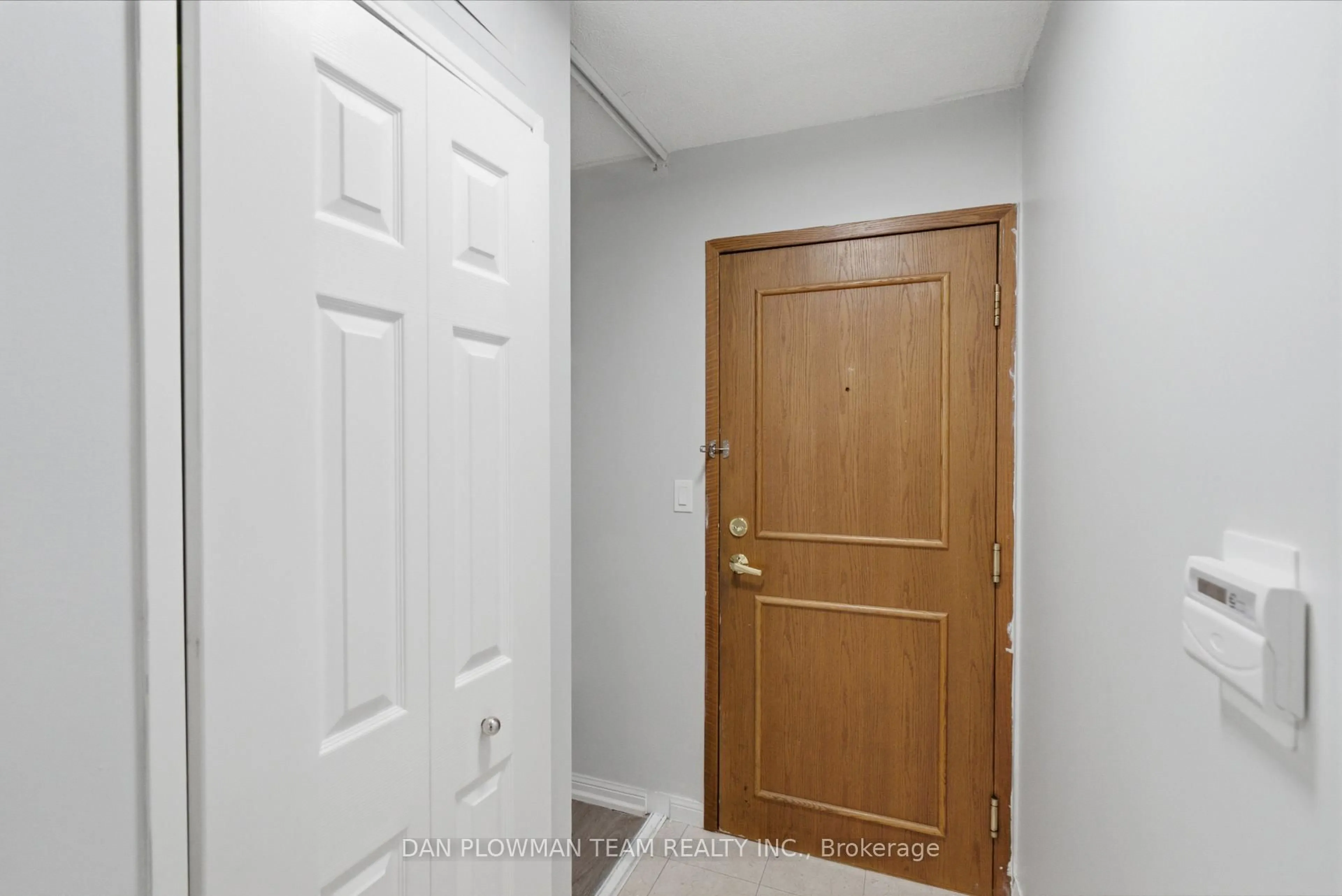 Indoor entryway for 8 Lee Centre Dr #913, Toronto Ontario M1H 3H8