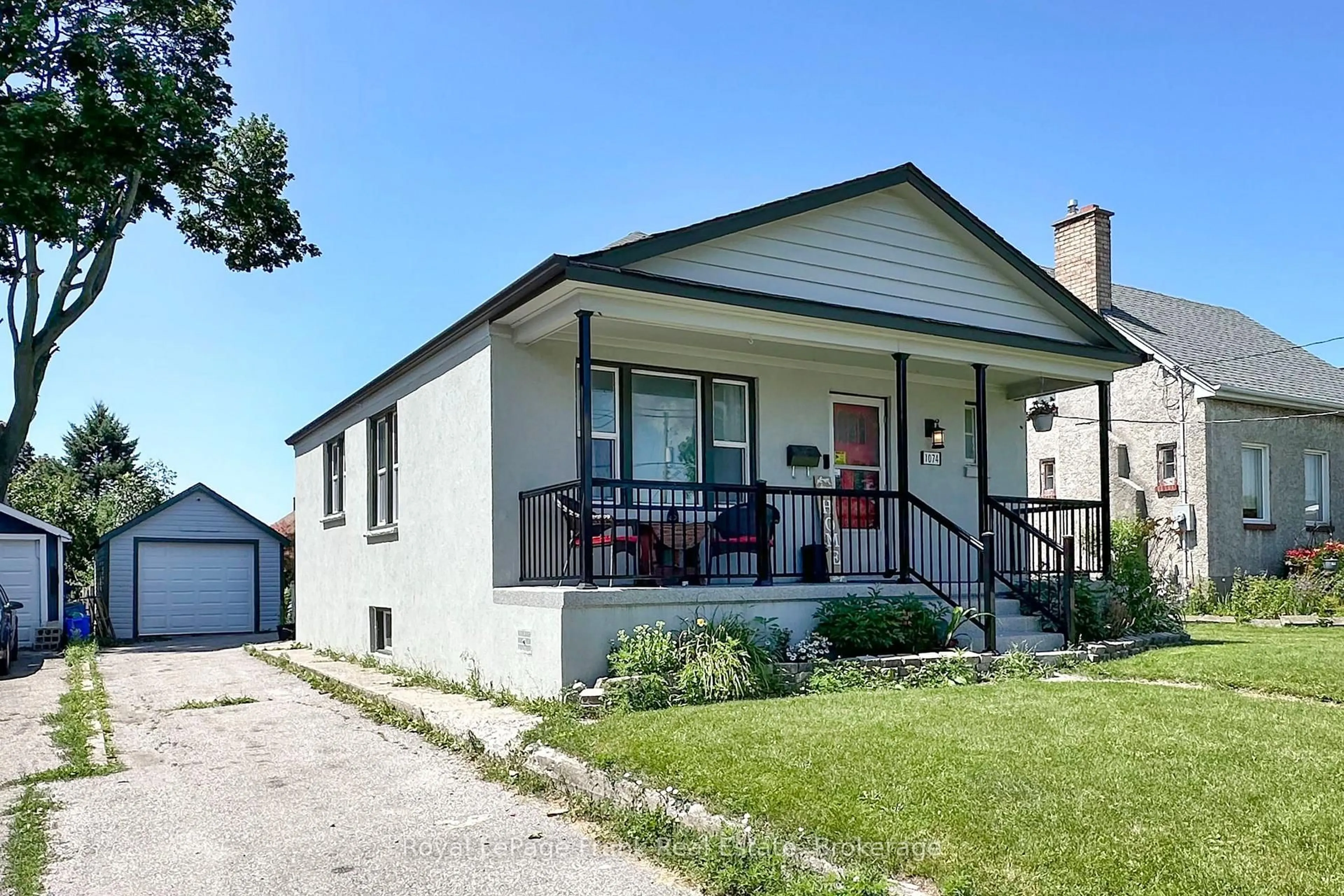 Home with vinyl exterior material, street for 1074 Simcoe St, Oshawa Ontario L1H 4L6