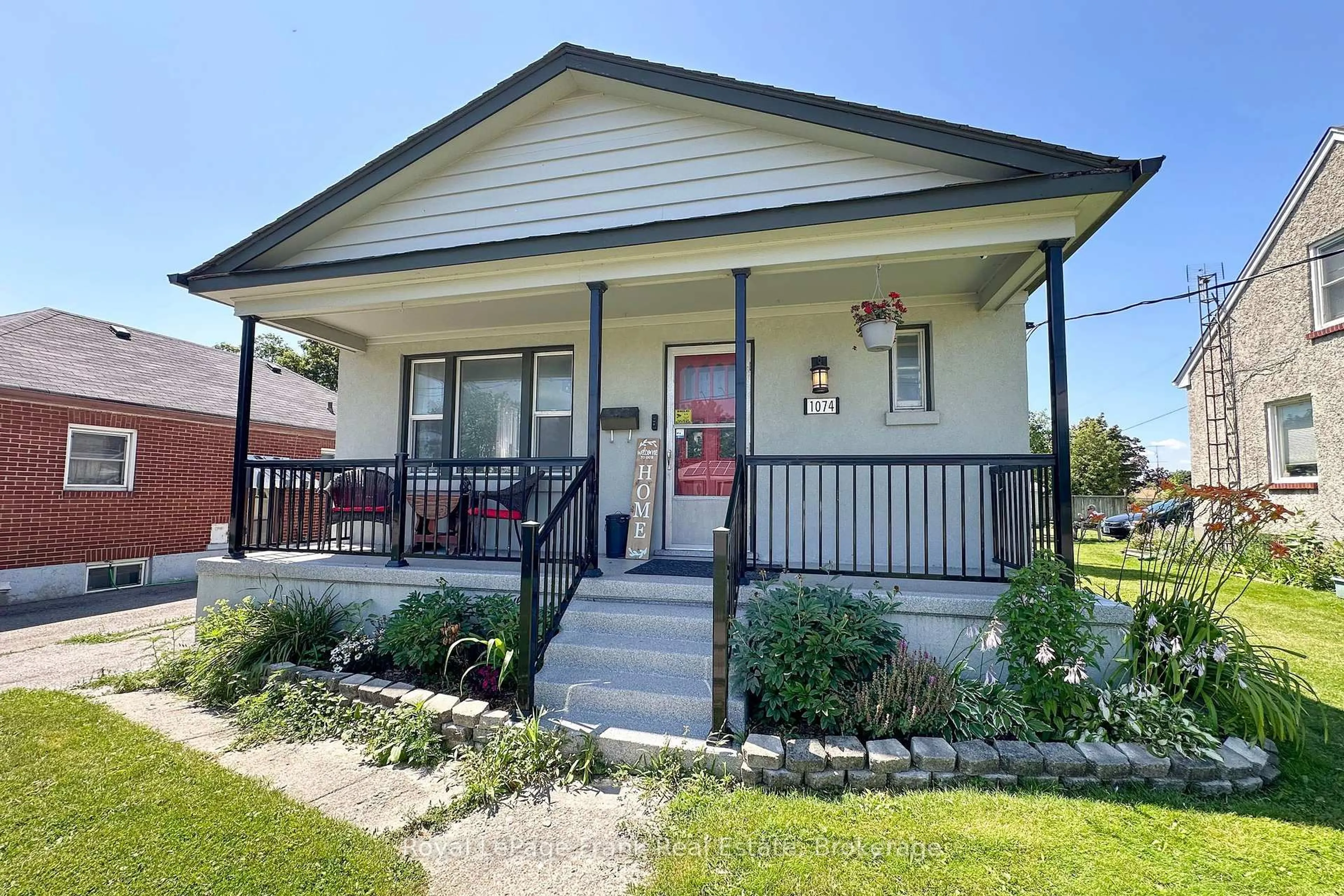 Home with vinyl exterior material, street for 1074 Simcoe St, Oshawa Ontario L1H 4L6