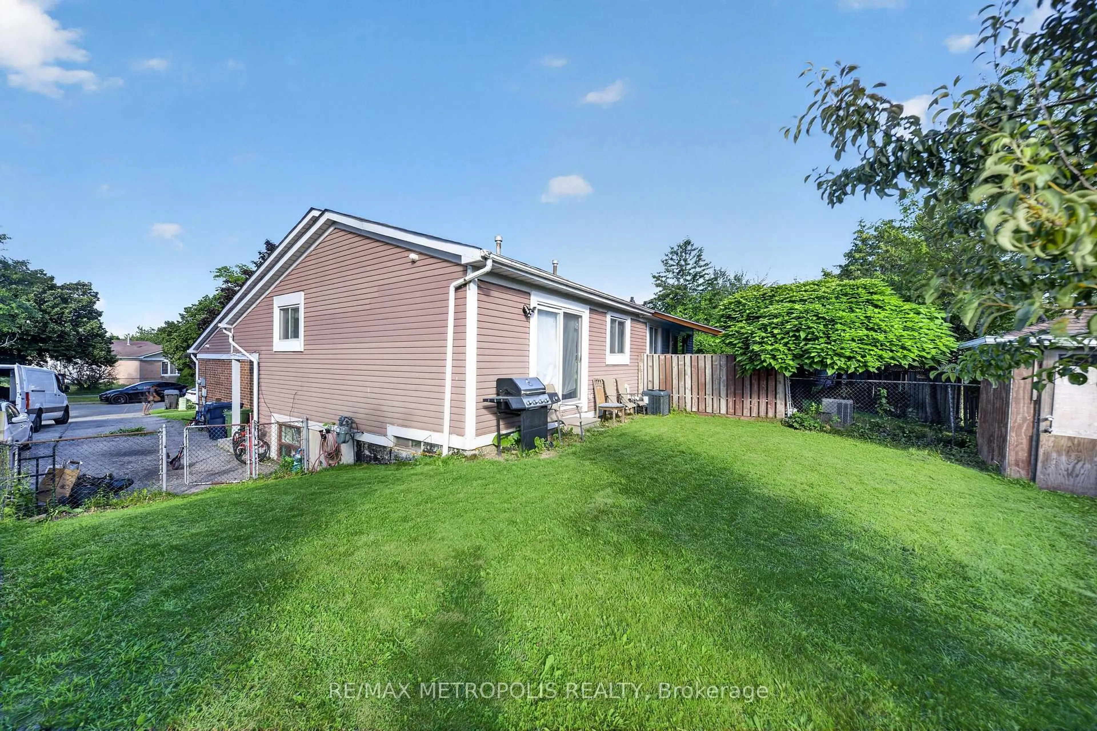 A pic from outside/outdoor area/front of a property/back of a property/a pic from drone, street for 16 Stanbridge Crt, Toronto Ontario M1B 2S5
