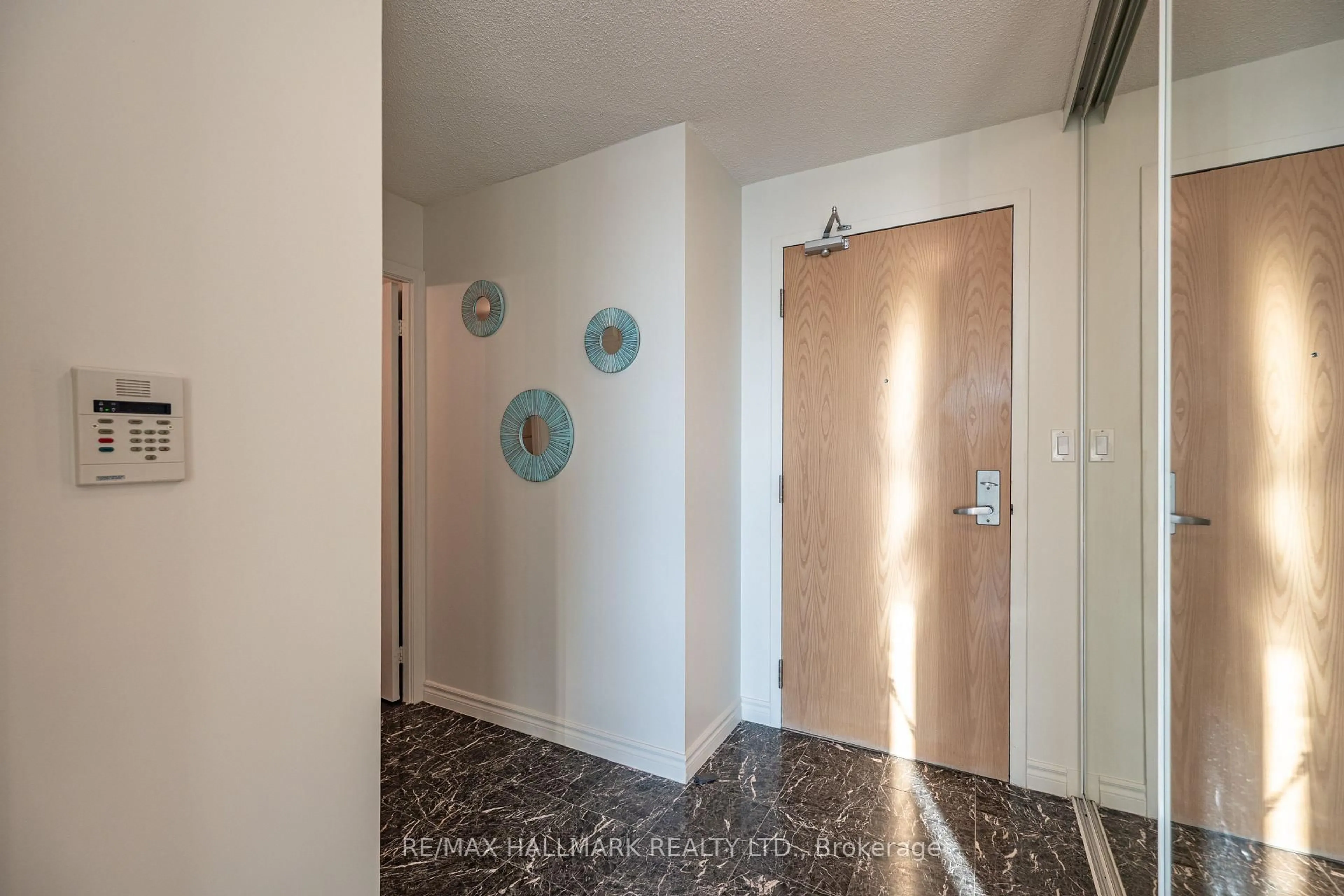 Indoor entryway for 88 Grangeway Ave #1705, Toronto Ontario M1H 0A2