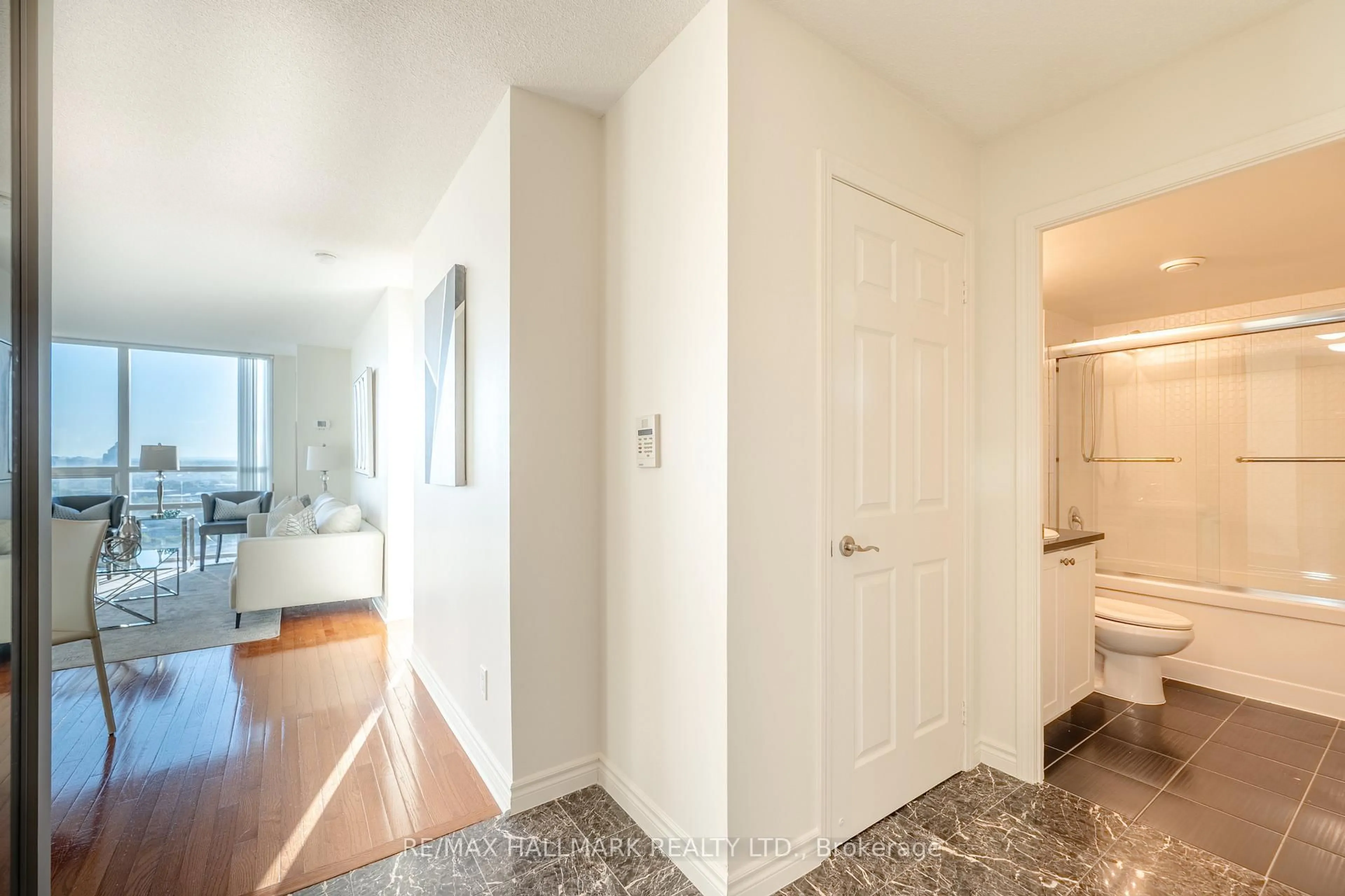 Indoor entryway for 88 Grangeway Ave #1705, Toronto Ontario M1H 0A2